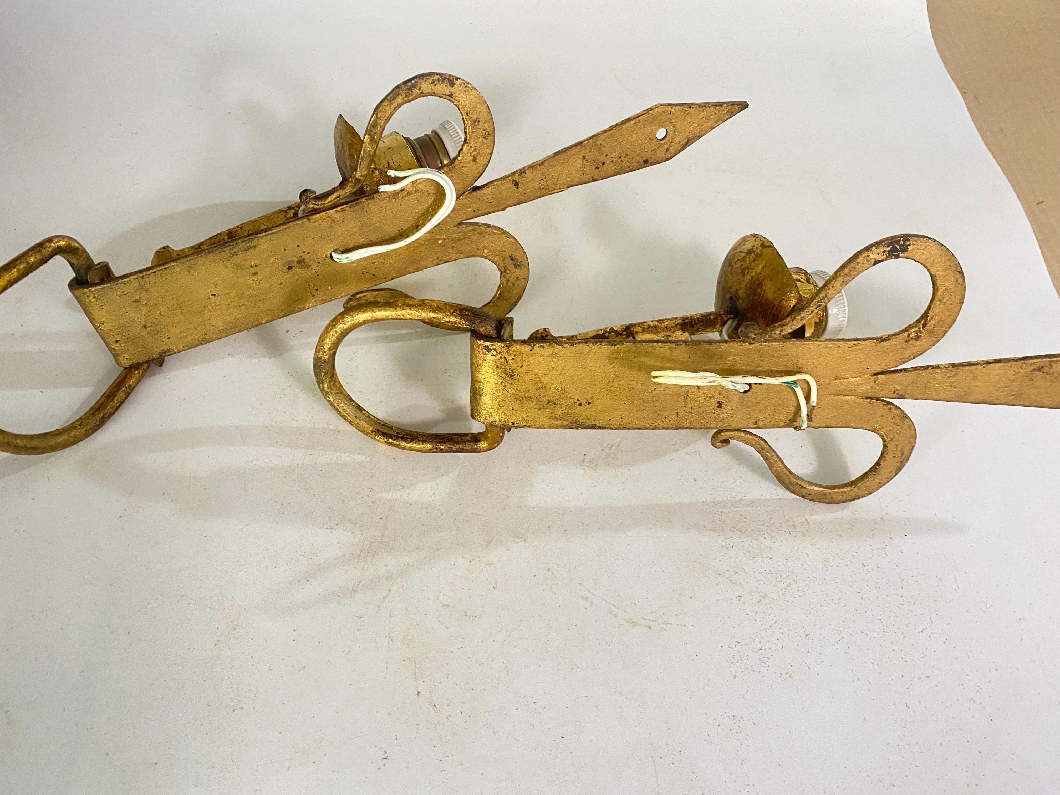 This pair of sconces, in gilt Iron metal. They are
Italian manufacture. Gold color.