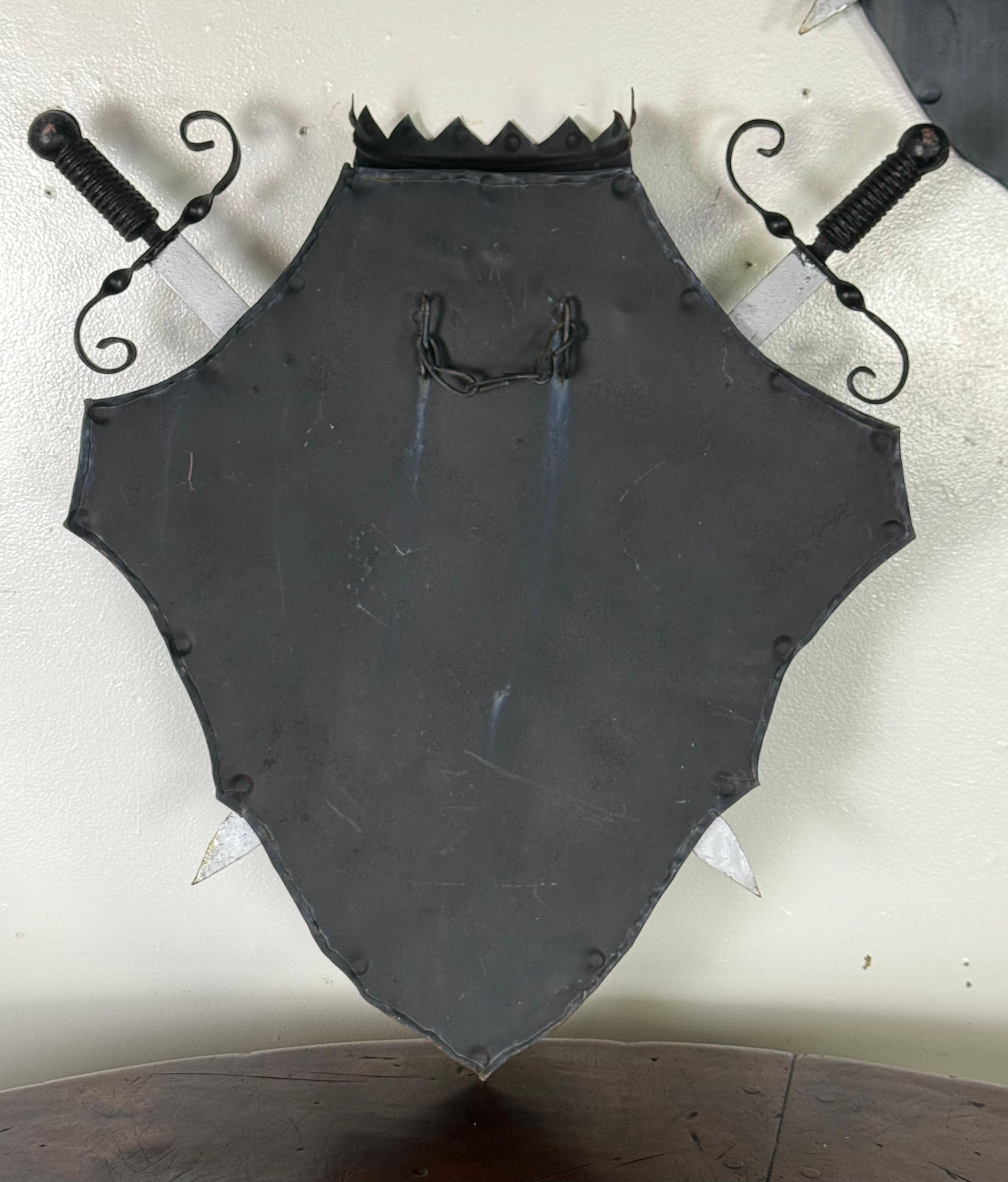 Paar Vintage Iron Heraldic Wandtafeln im Angebot 4