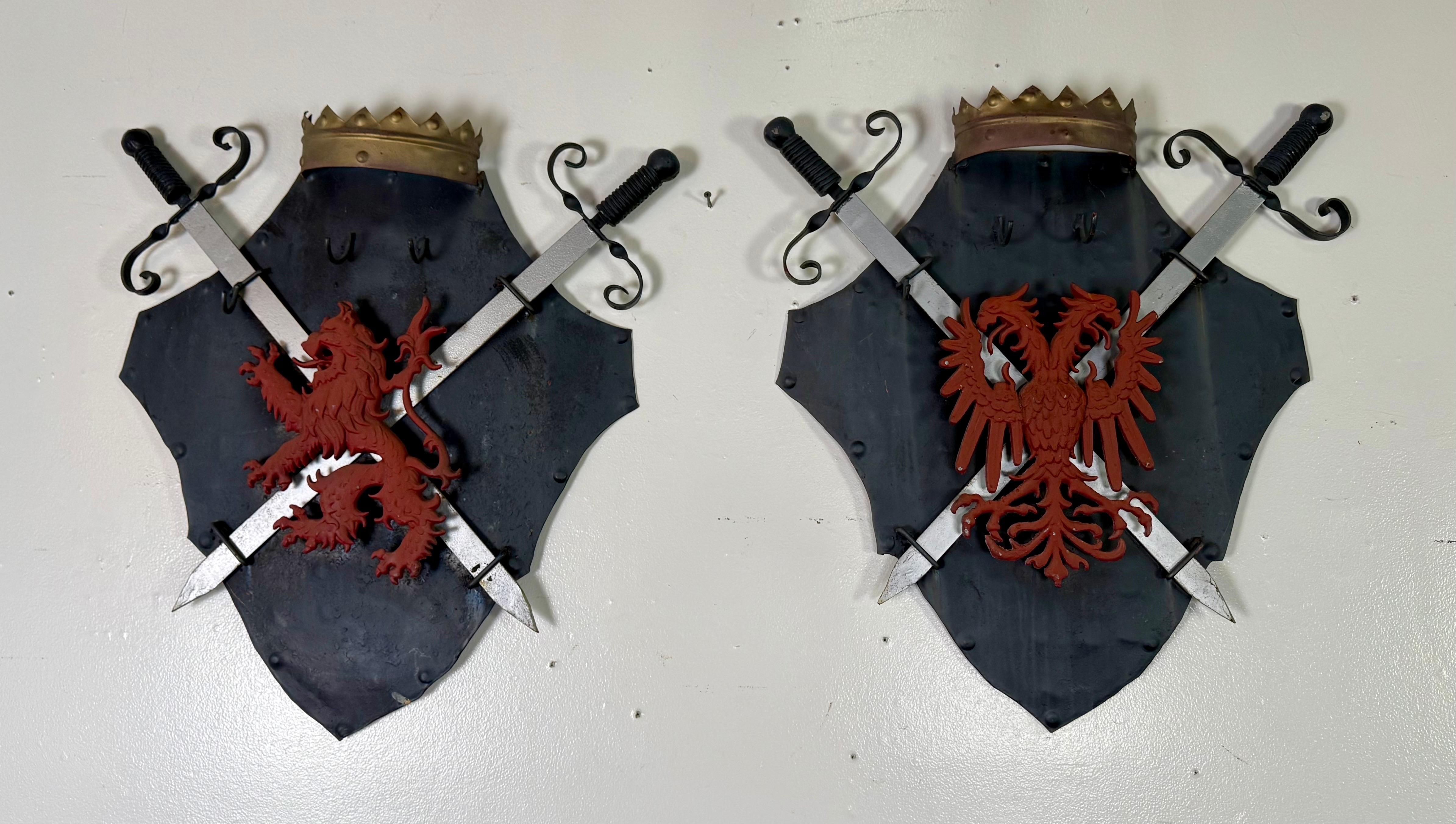 Auffälliges Paar heraldischer Wandtafeln im Vintage-Stil, die jeweils ein geschwärztes Schild mit einem kräftigen, roten Reliefwappen zeigen - eines mit einem zügellosen Löwen und das andere mit einem doppelköpfigen Adler -, die historisch mit dem
