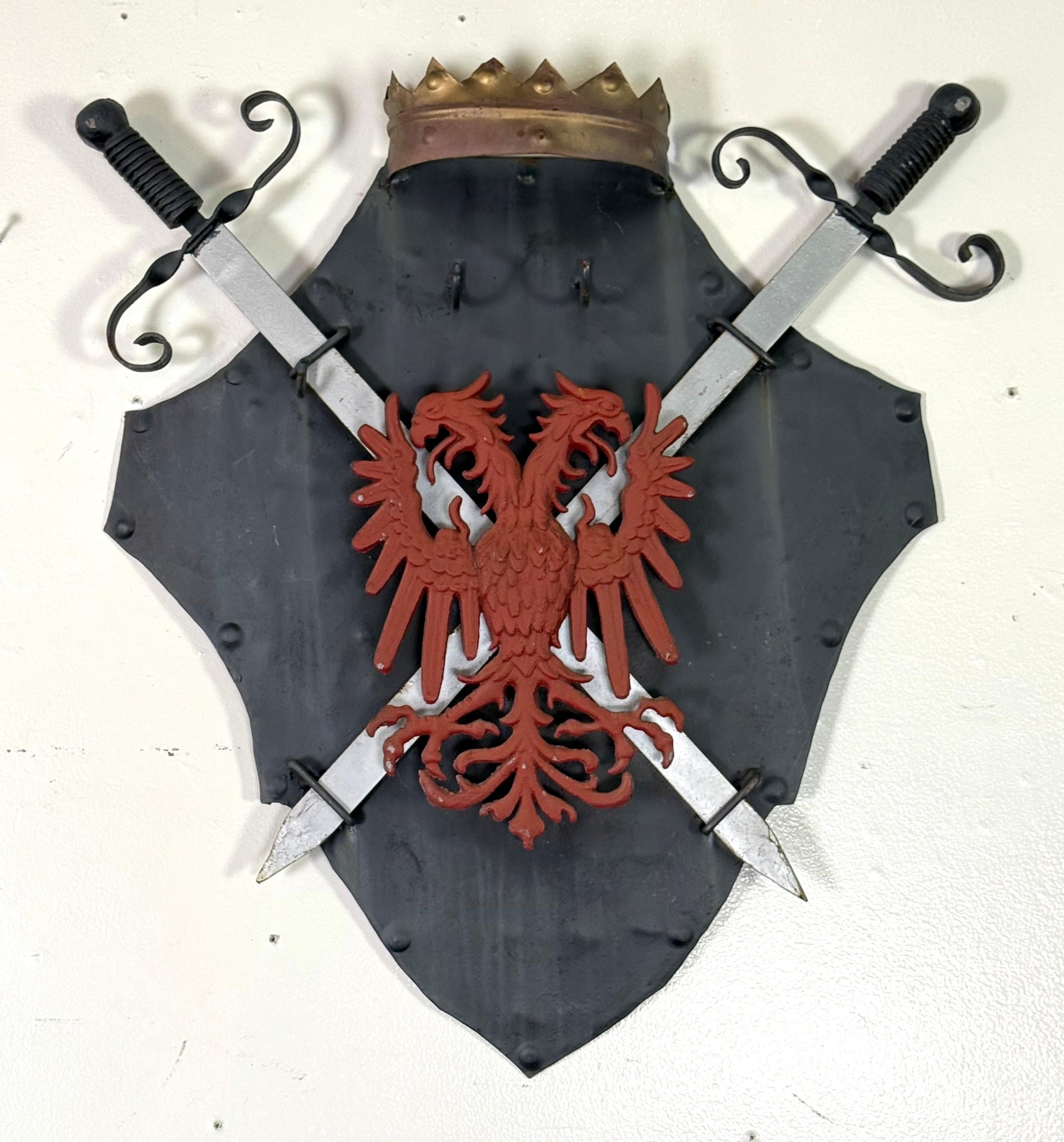 Paar Vintage Iron Heraldic Wandtafeln (Mittelalterlich) im Angebot
