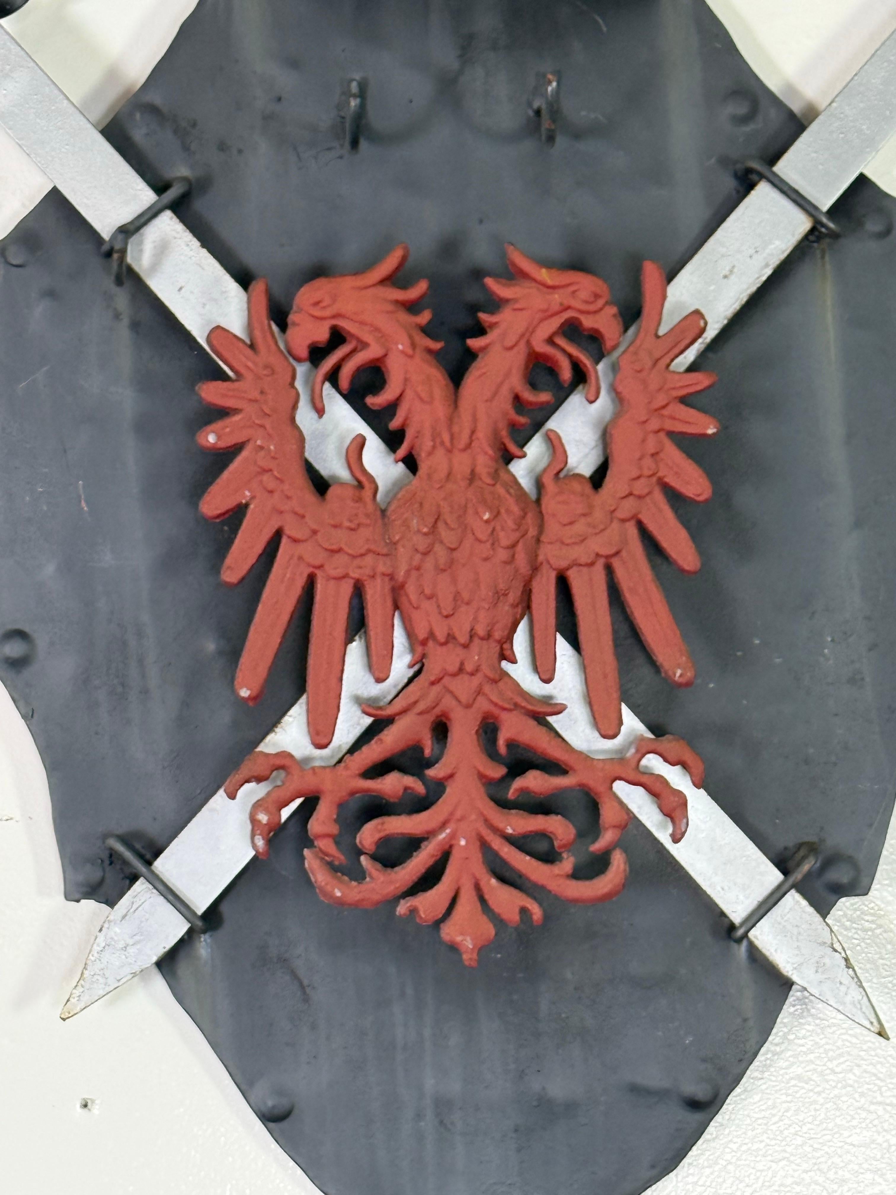 Paar Vintage Iron Heraldic Wandtafeln (Spanisch) im Angebot