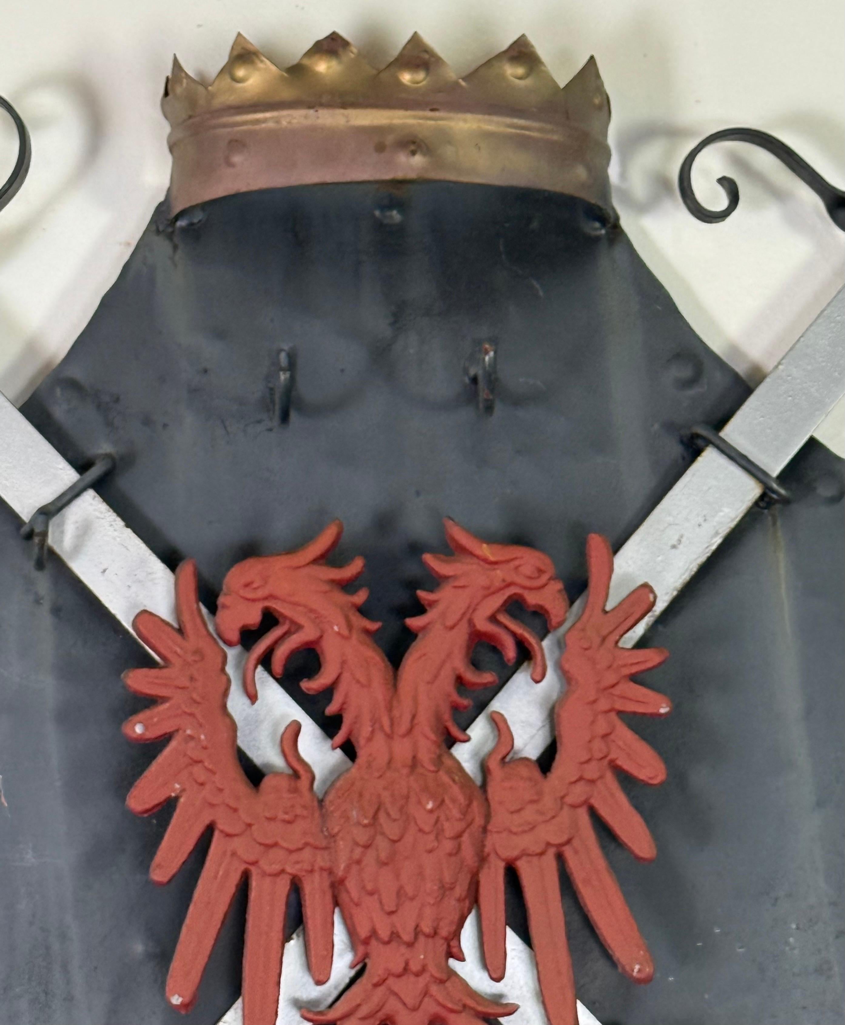 Paar Vintage Iron Heraldic Wandtafeln im Zustand „Starke Gebrauchsspuren“ im Angebot in Los Angeles, CA