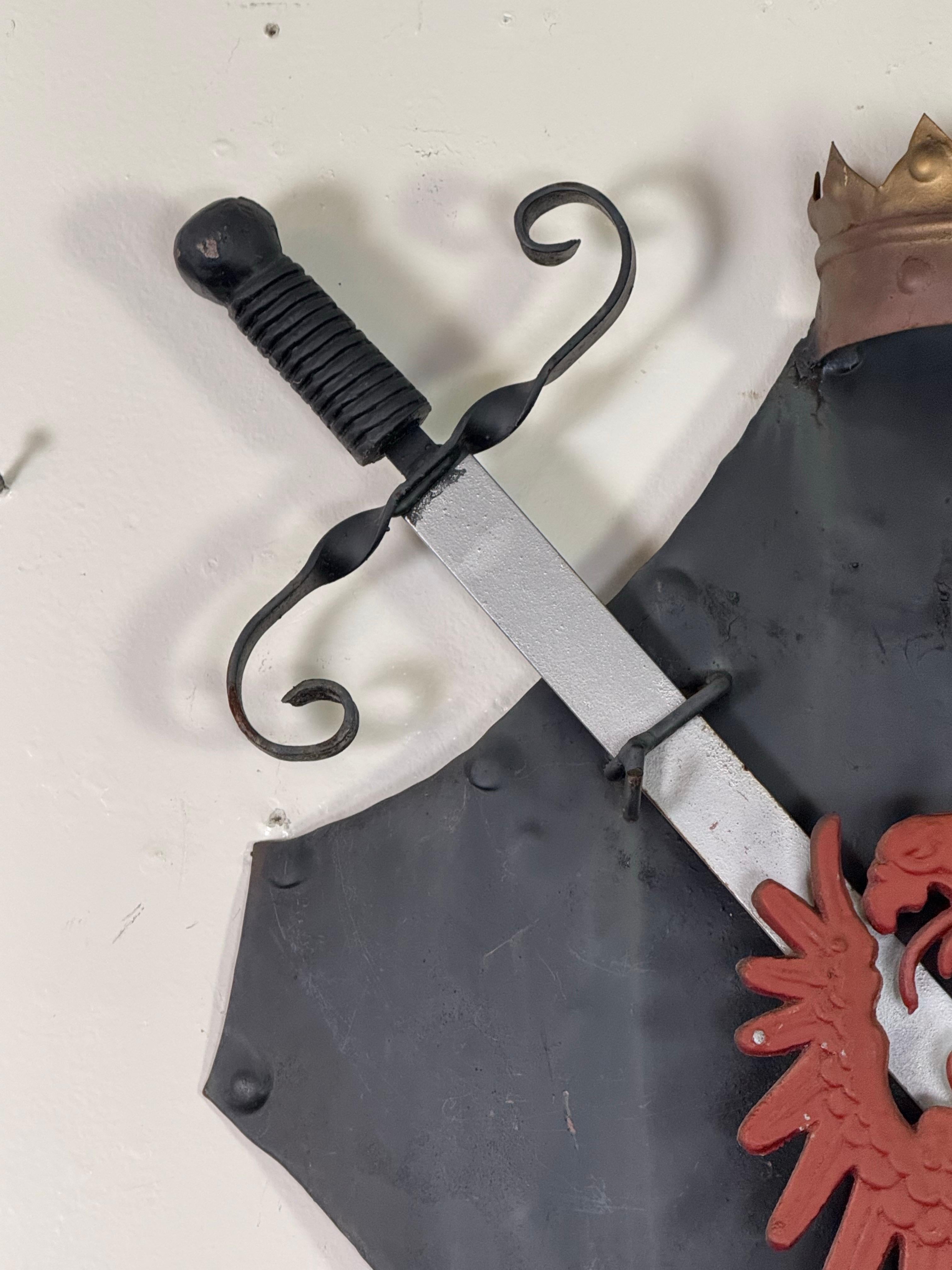 Paar Vintage Iron Heraldic Wandtafeln (Mitte des 20. Jahrhunderts) im Angebot