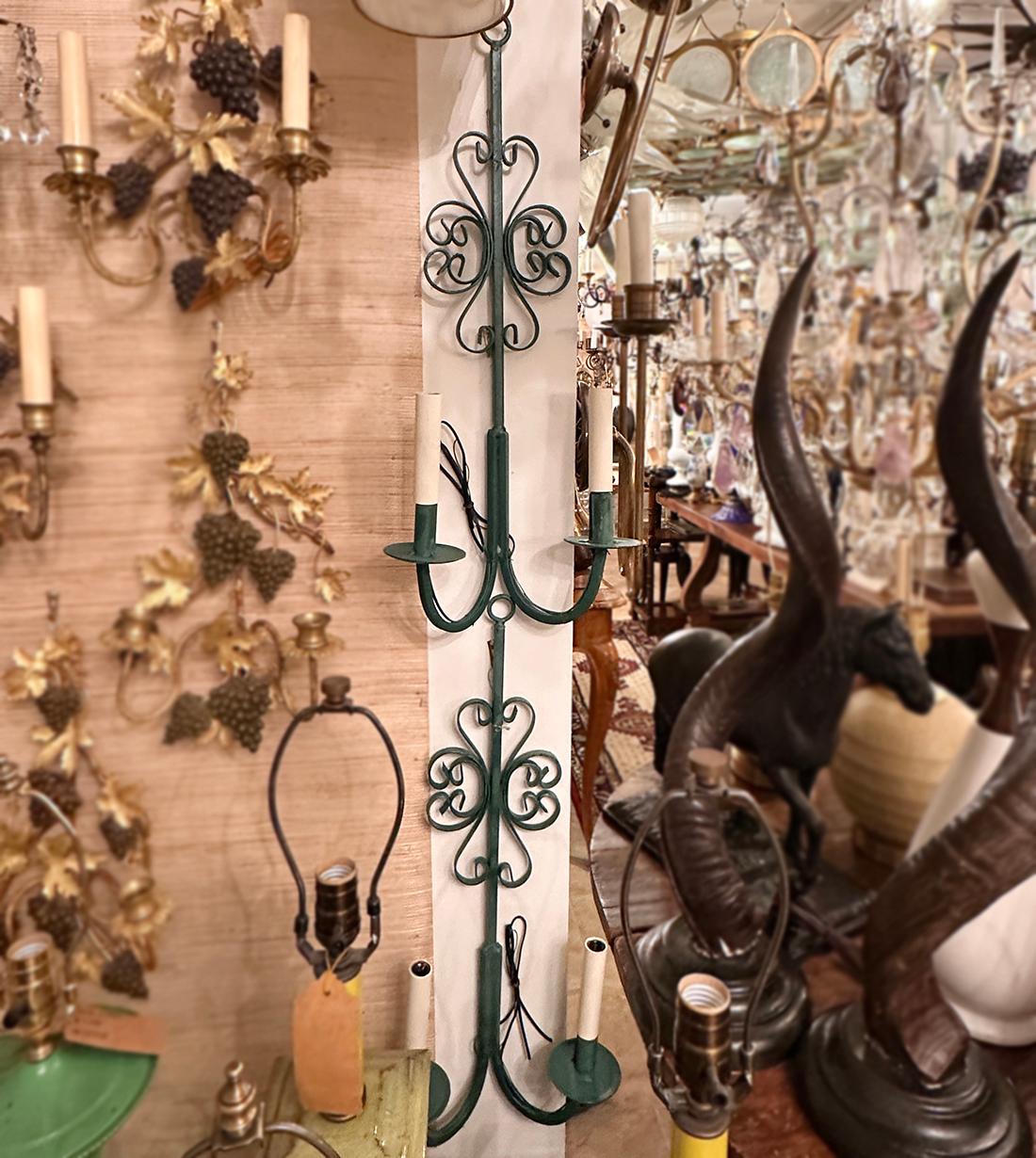 Italiano Coppia di lampade in ferro d'epoca in vendita