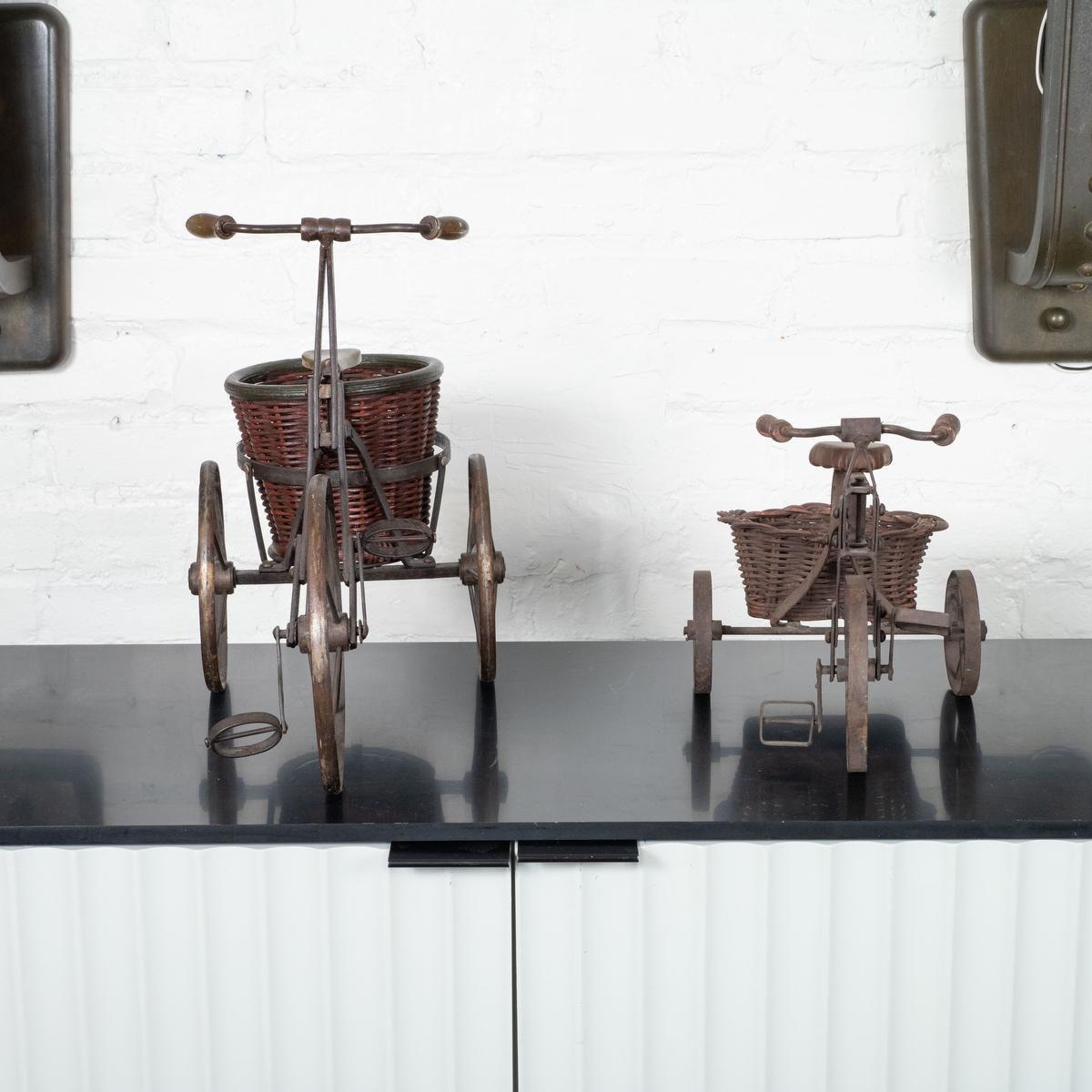 Paar alte Eisen-Dreirad-Skulpturen (Korbweide) im Angebot