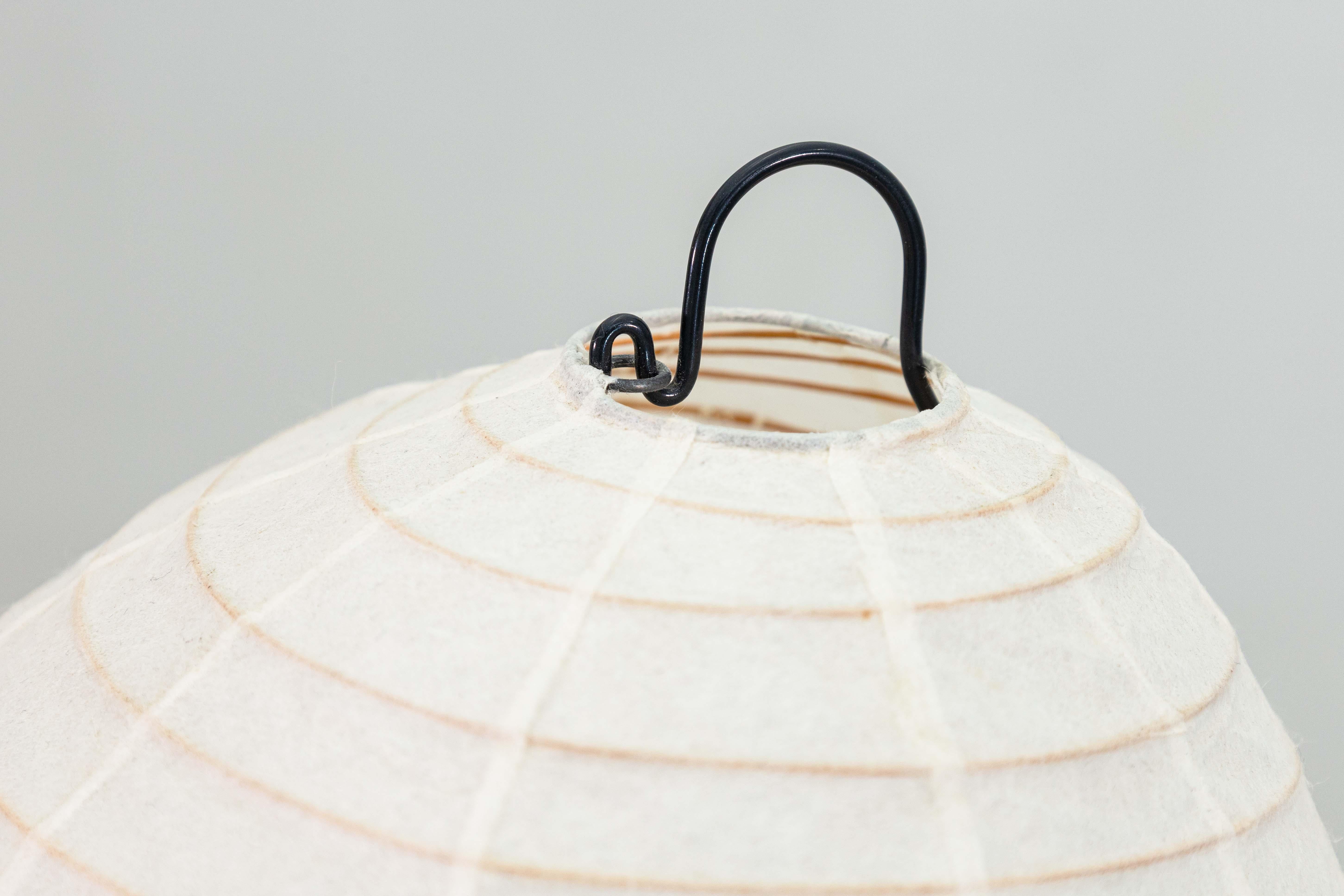 Un par de lámparas de mesa Isamu Noguchi Akari 1N de época. Este hermoso par de lámparas de mesa vintage comenzó a fabricarse en la década de 1950, cuando Noguchi creó el diseño por primera vez. A día de hoy, estas lámparas de mesa siguen