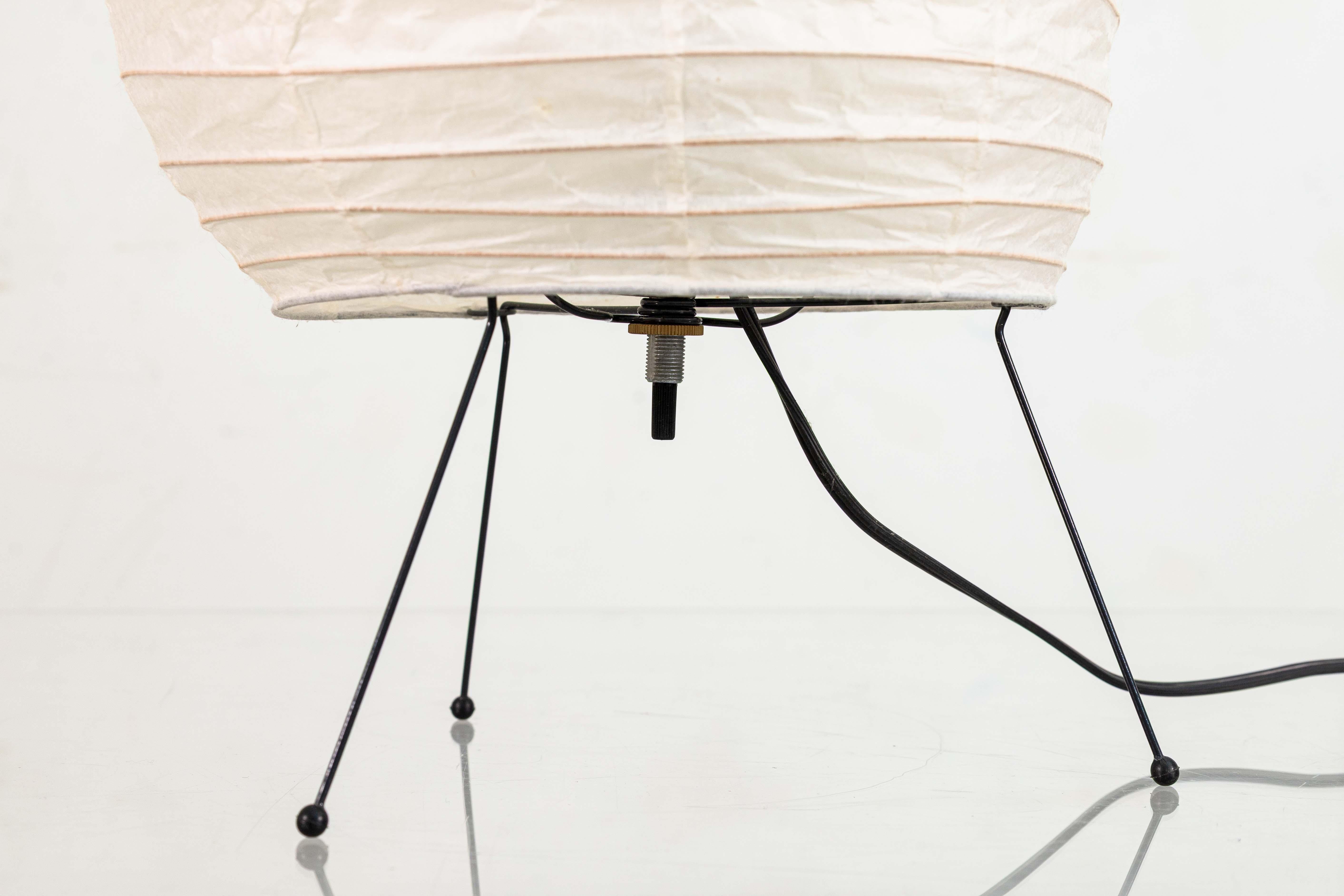 Pareja de lámparas de sobremesa Vintage Isamu Noguchi Akari 1N Light Sculpture Japonés en venta