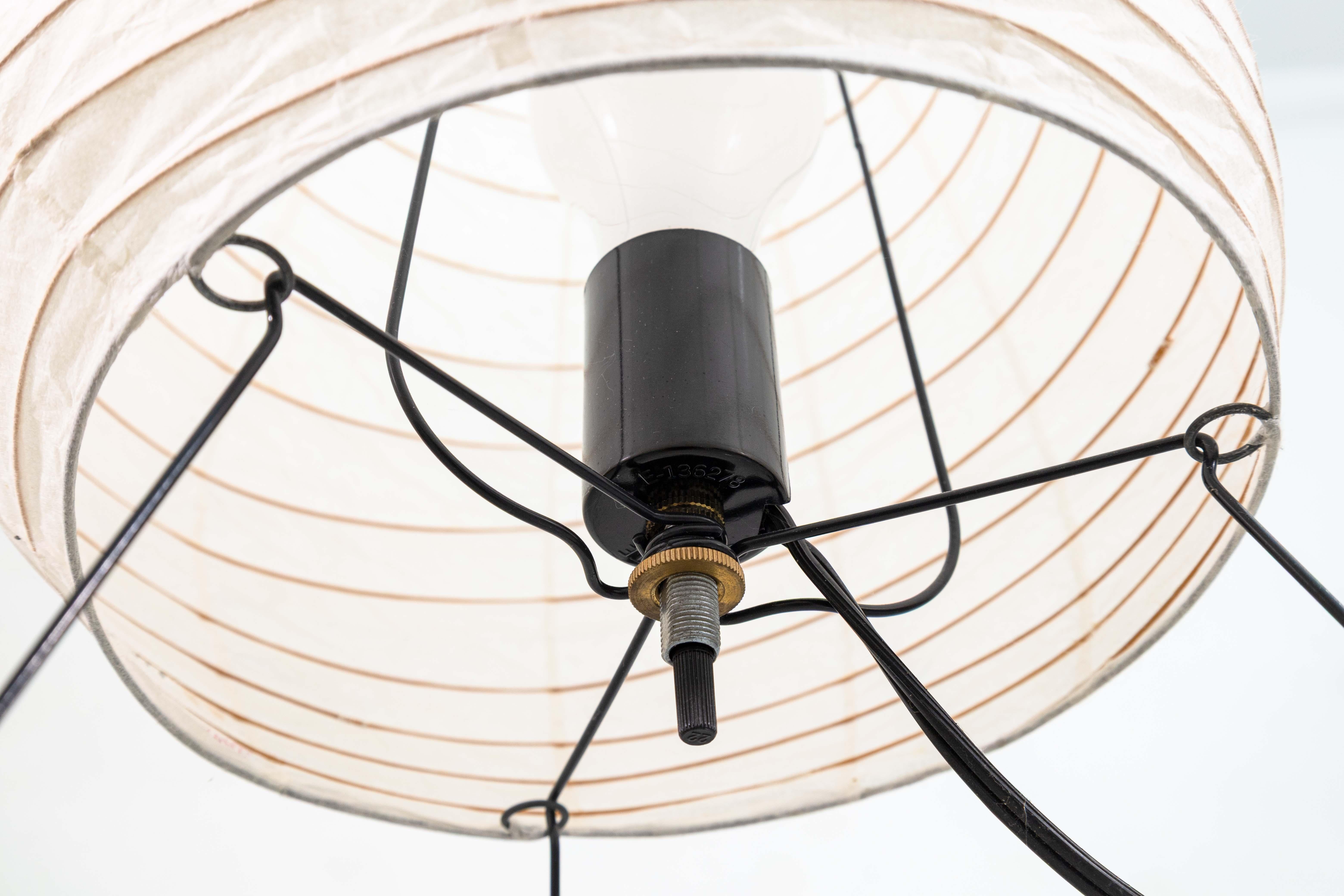 Pareja de lámparas de sobremesa Vintage Isamu Noguchi Akari 1N Light Sculpture mediados del siglo XX en venta