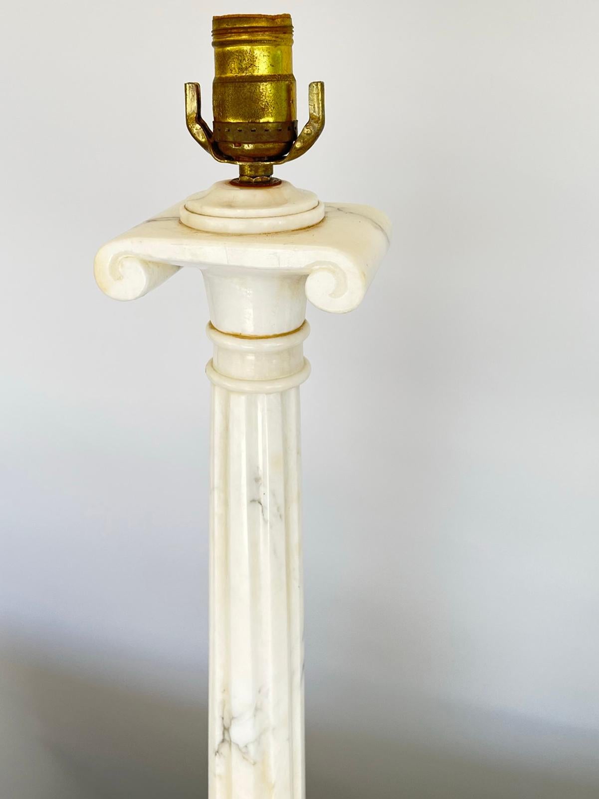 Intagliato Coppia di lampade colonnari in alabastro d'epoca con capitelli ionici in vendita