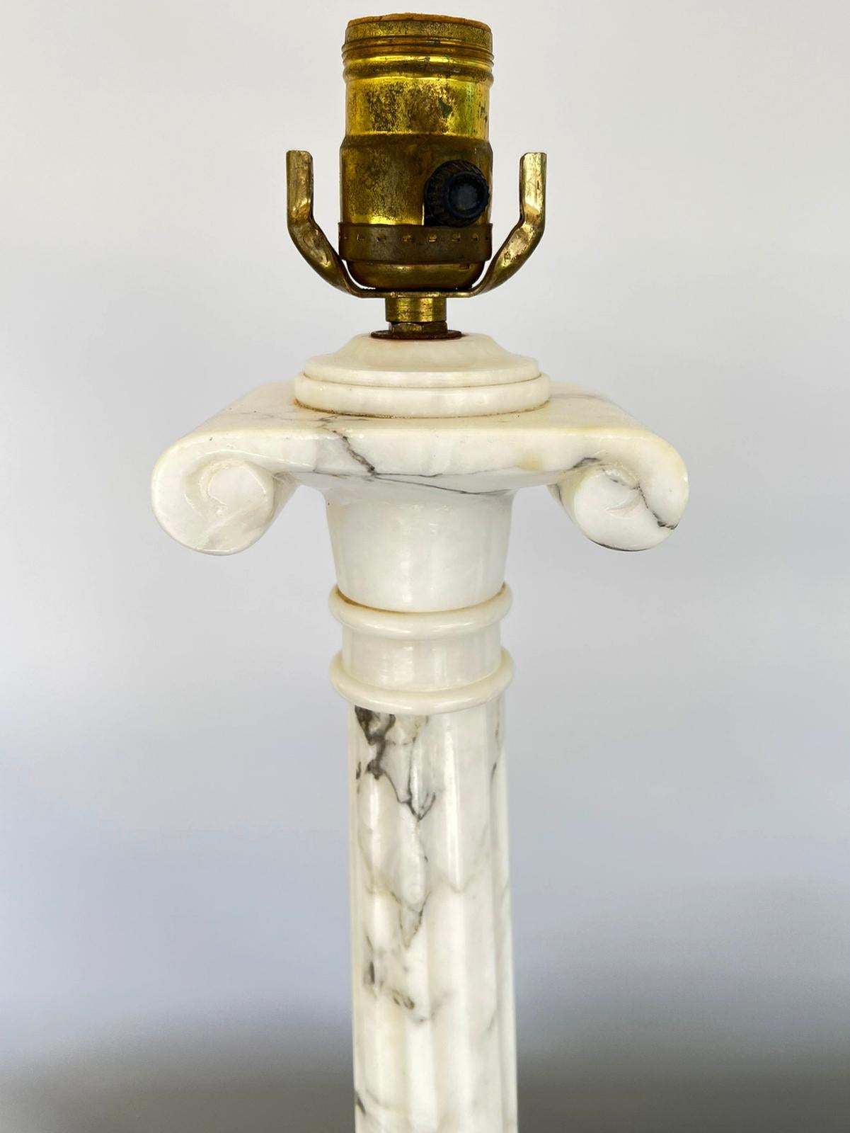 XX secolo Coppia di lampade colonnari in alabastro d'epoca con capitelli ionici in vendita