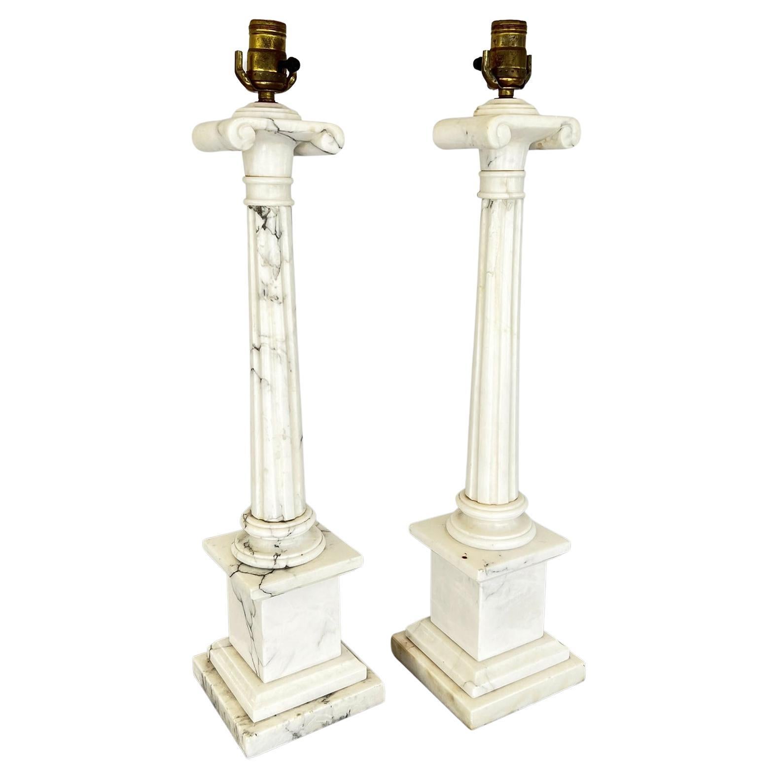 Paire de lampes colonnaires italiennes vintage en albâtre avec chapiteaux ioniques