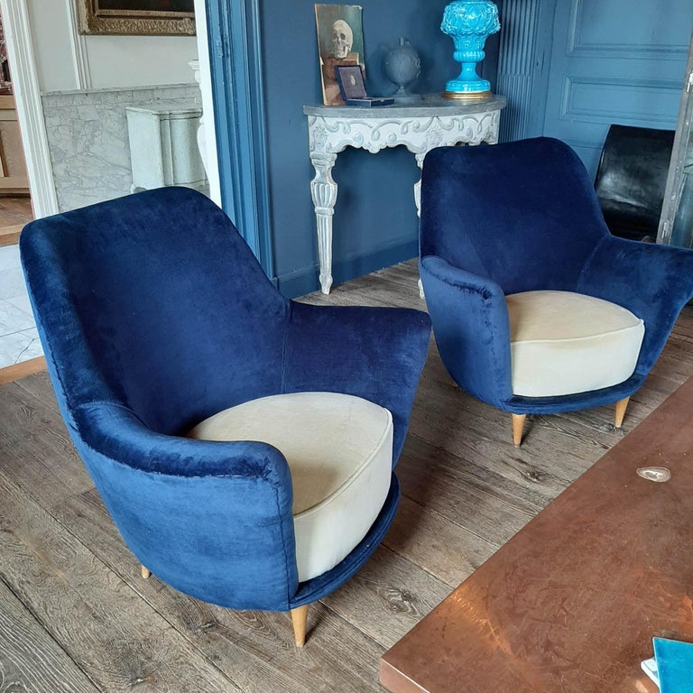Mid-Century Modern Pair of Vintage Italian Armchairs in Cobalt Blue and Crème For Sale