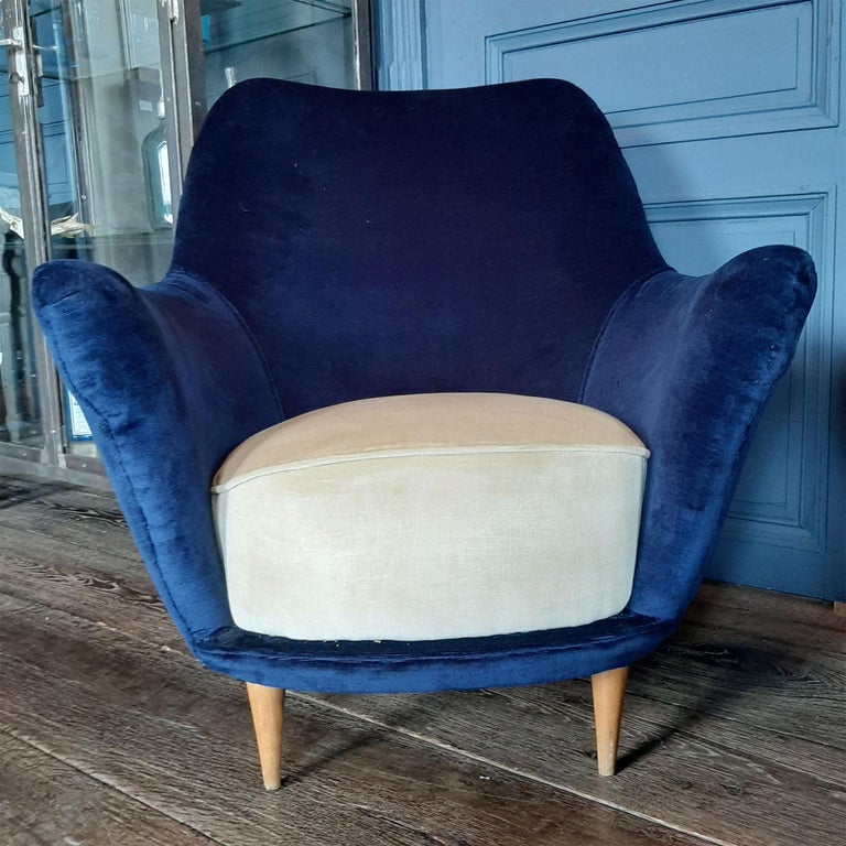 Pair of Vintage Italian Armchairs in Cobalt Blue and Crème In Good Condition For Sale In Baambrugge, NL