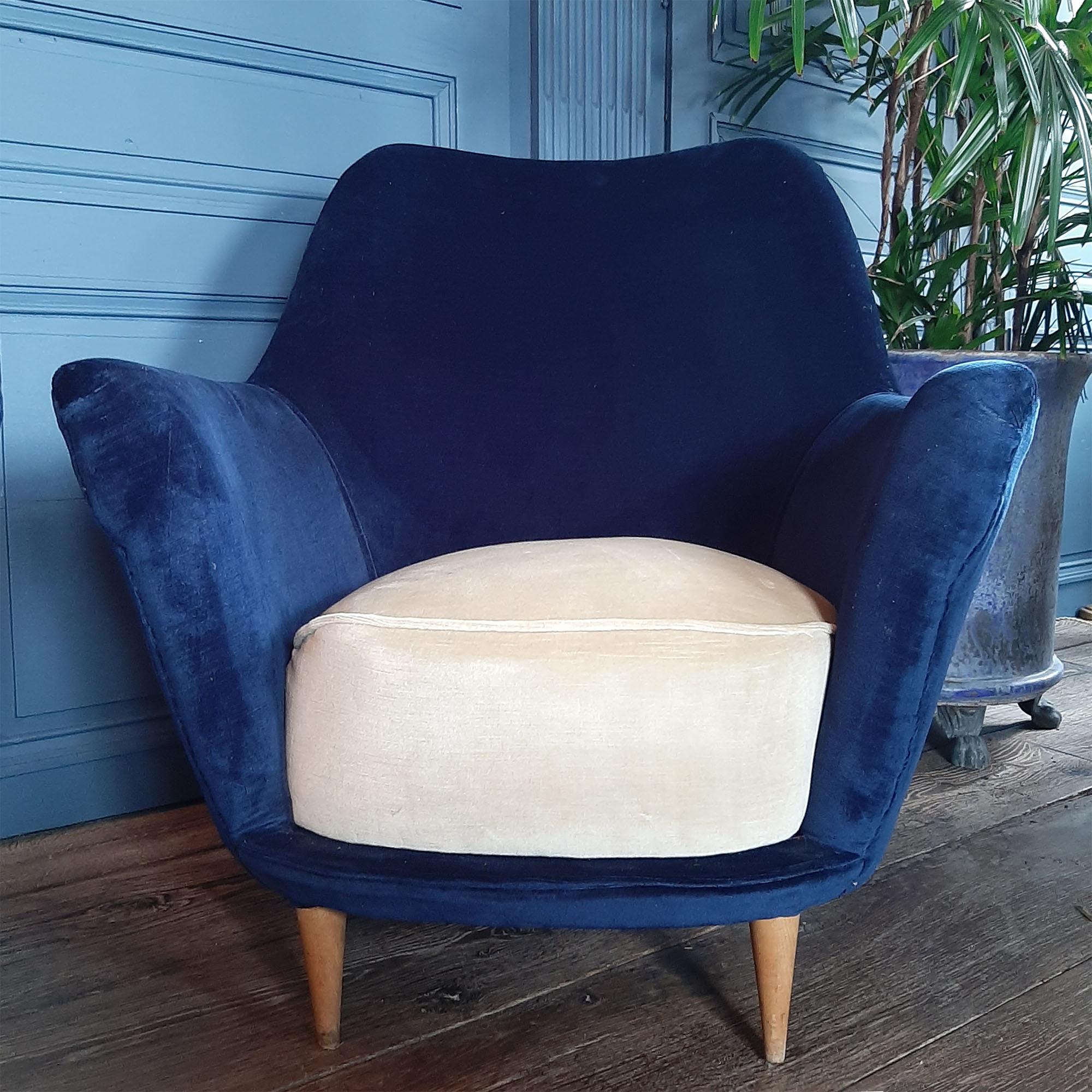 Mid-20th Century Pair of Vintage Italian Armchairs in Cobalt Blue and Crème For Sale