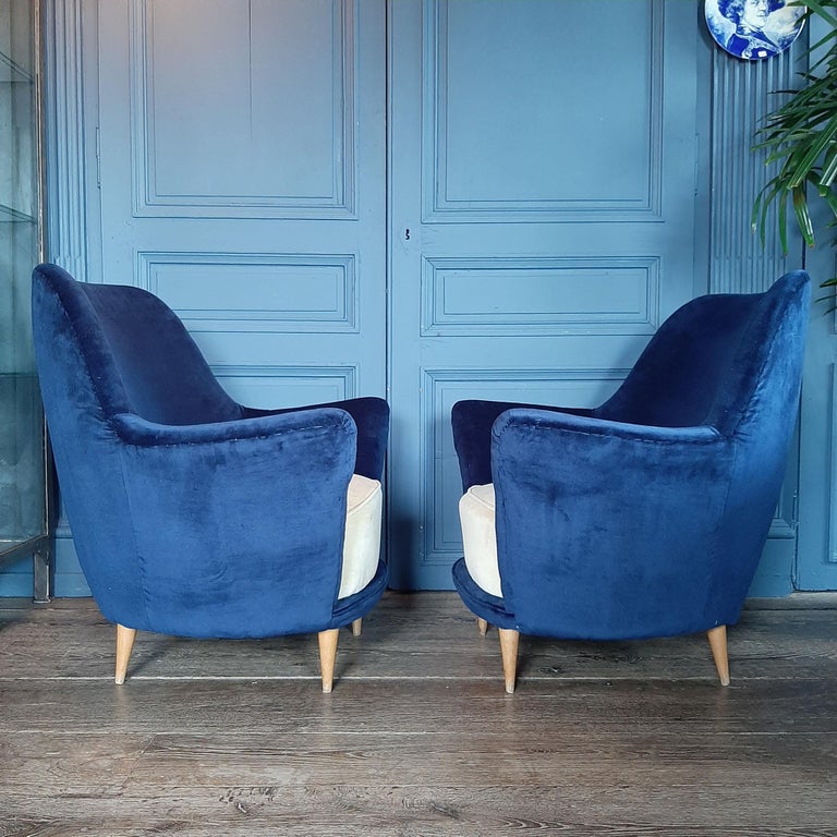 Velvet Pair of Vintage Italian Armchairs in Cobalt Blue and Crème For Sale