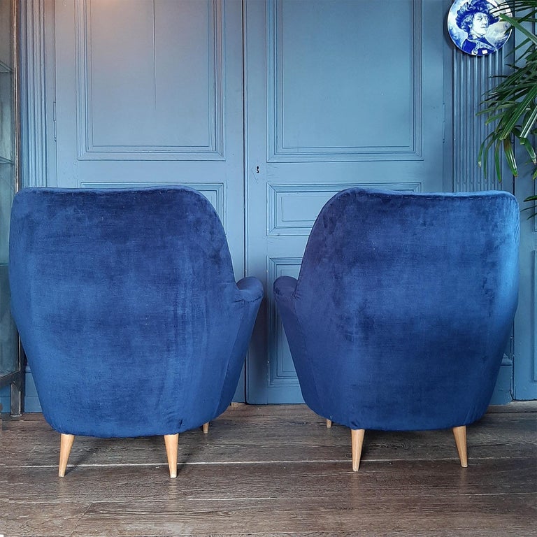 Pair of Vintage Italian Armchairs in Cobalt Blue and Crème For Sale 1