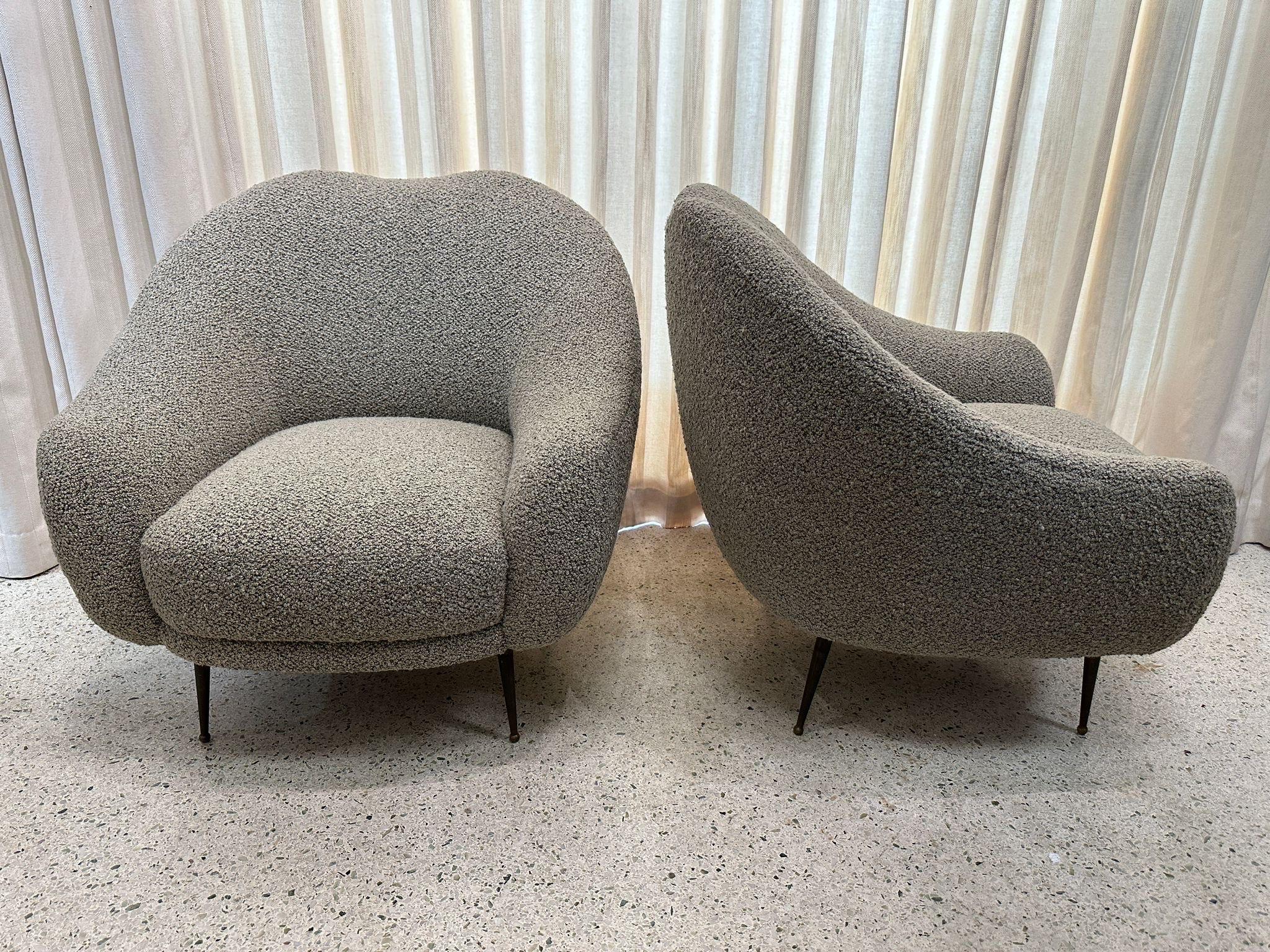 Atribuidos a Federico Munari, estos sillones muy esculpidos, con elegantes curvas y patas de latón.  Son amplios y muy cómodos, tapizados profesionalmente en excelente tela boucle de color topo.

NOTA:  Sofá disponible a juego - no tapizado, todavía