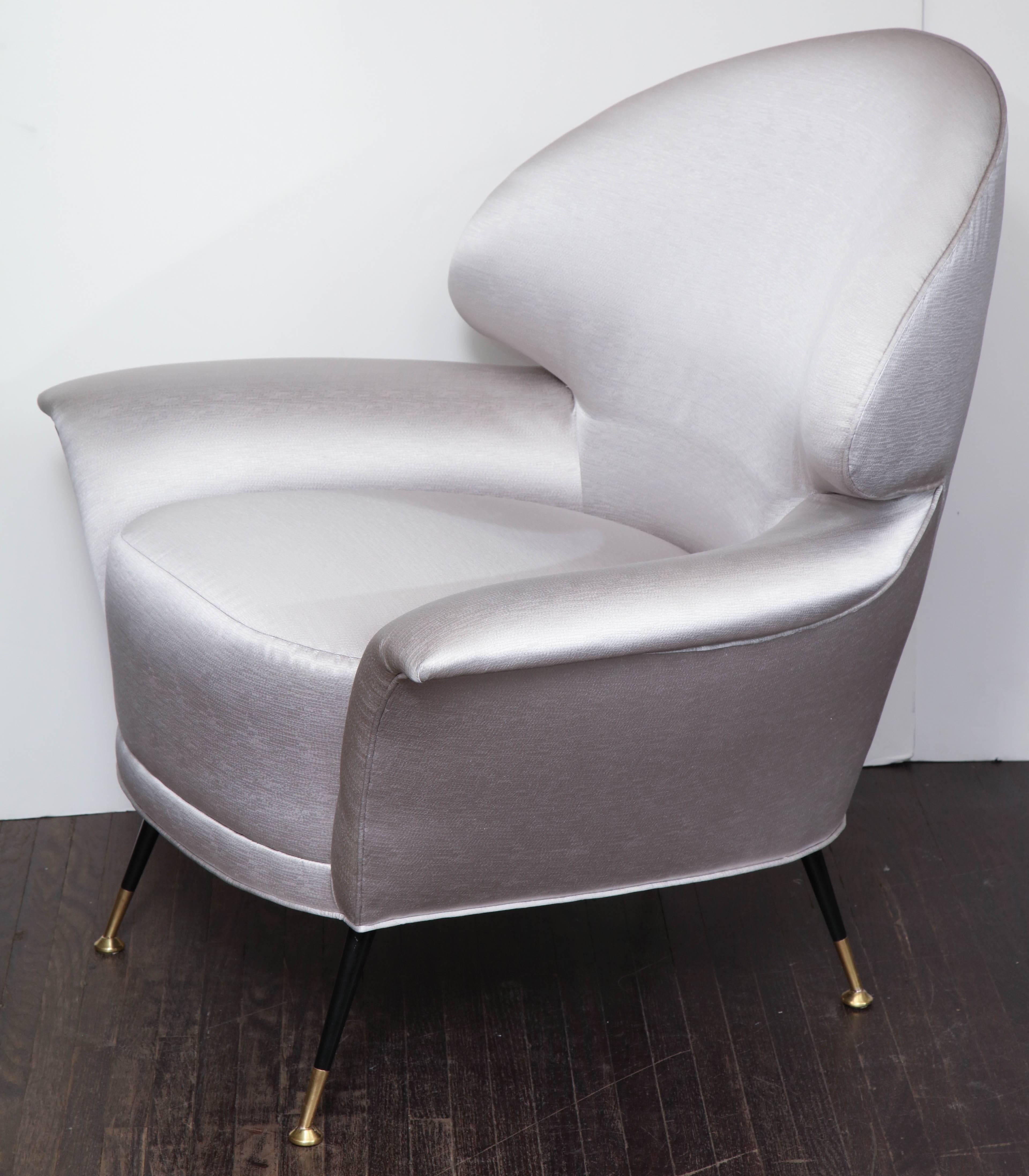 Pair of Vintage Italian Arrow Head Chairs Upholstered in Platinum Satin In Excellent Condition In New York, NY