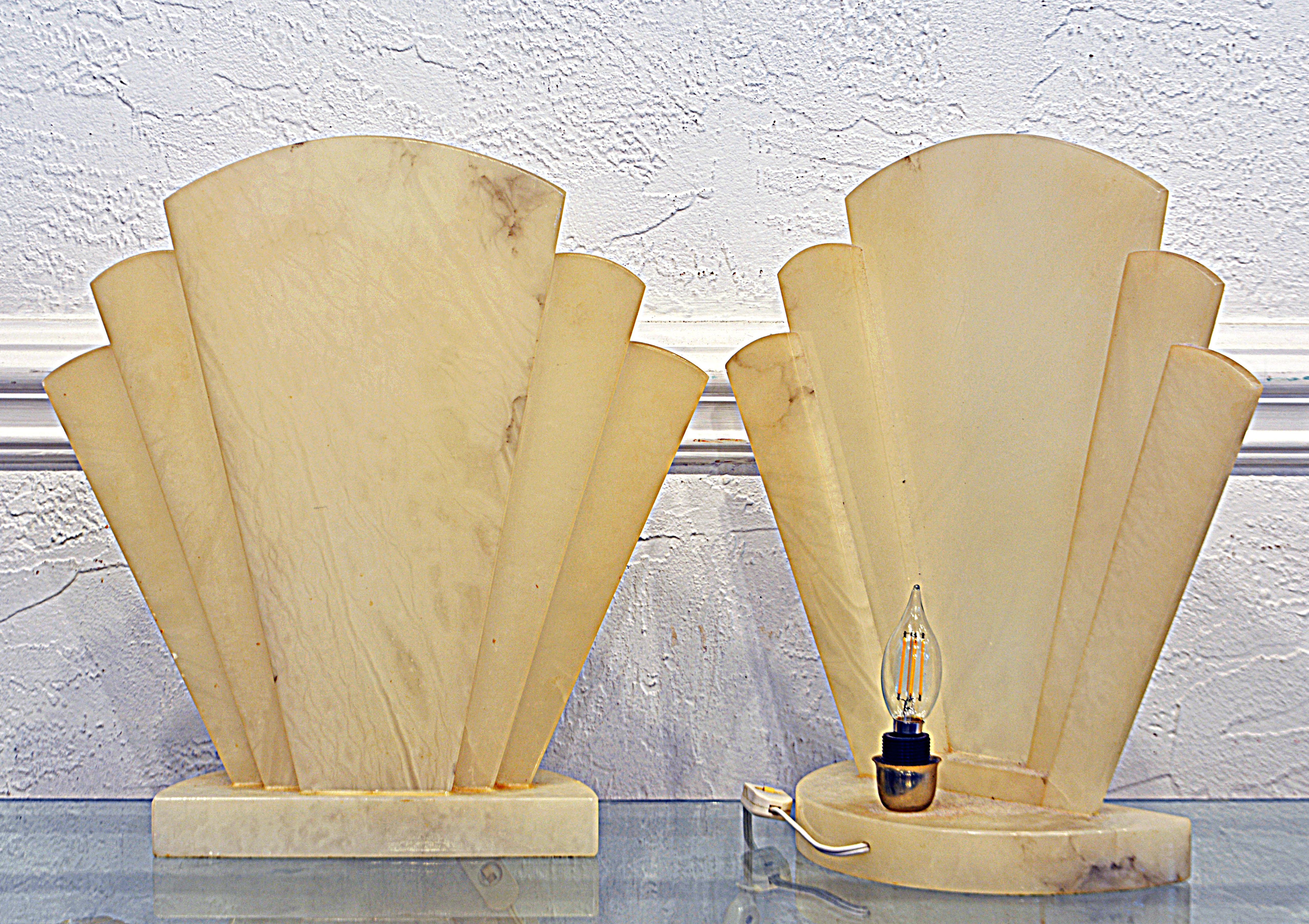 20th Century Pair of Vintage Italian Art Deco Style Scaglione Fan Shape Alabaster Table Lamps