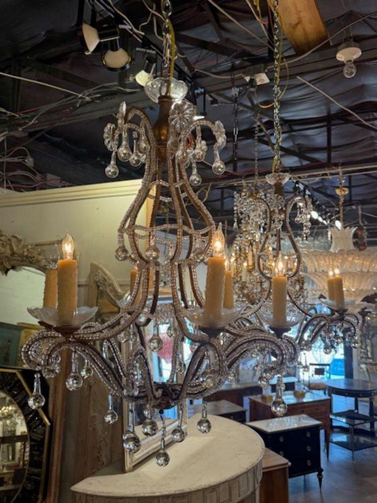 Italiano Coppia di lampadari a 6 bracci con perline italiani d'epoca in vendita