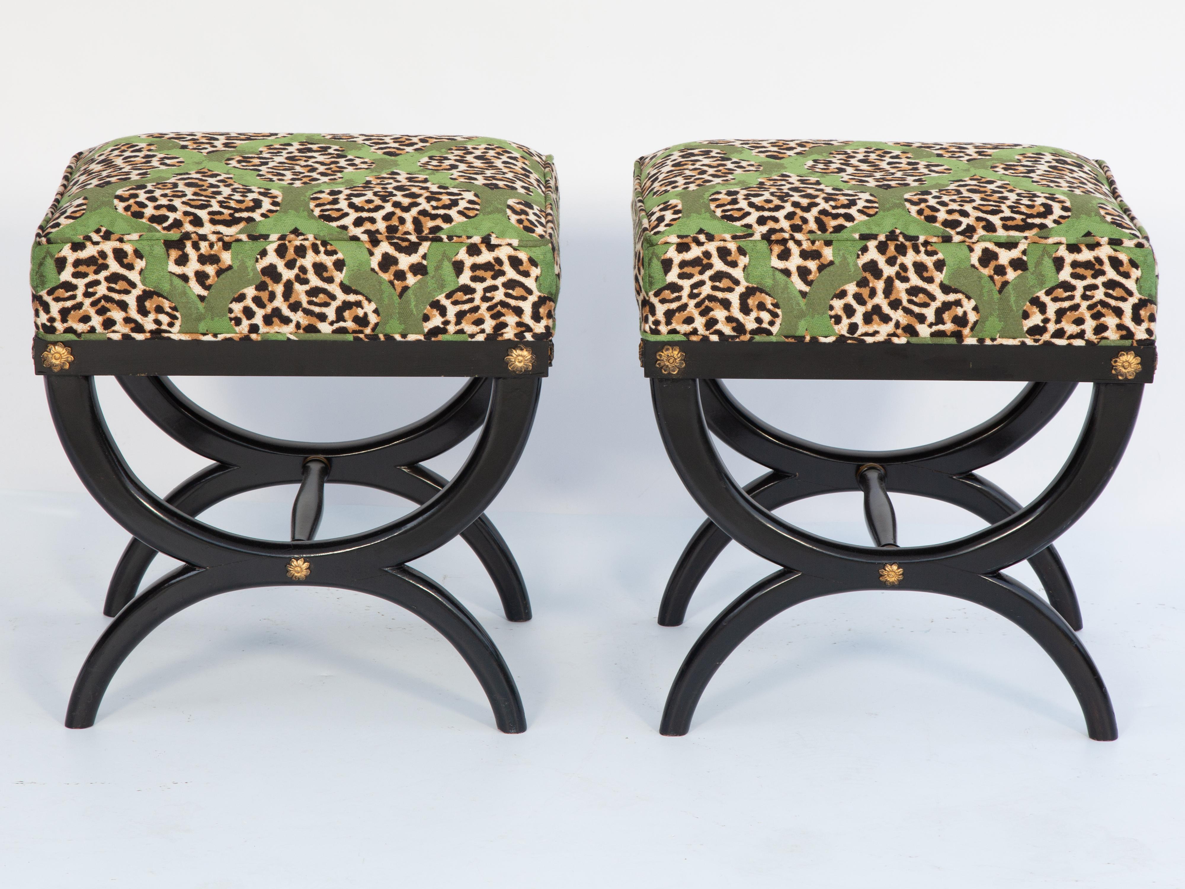 Pequeña cómoda o mesilla de noche de estilo Luis XV, lacada en negro, con tablero perfilado con borde de bronce dorado, sobre tres cajones apilados flanqueados por monturas rococó de bronce, elevada sobre delicadas patas cabriolé terminadas en