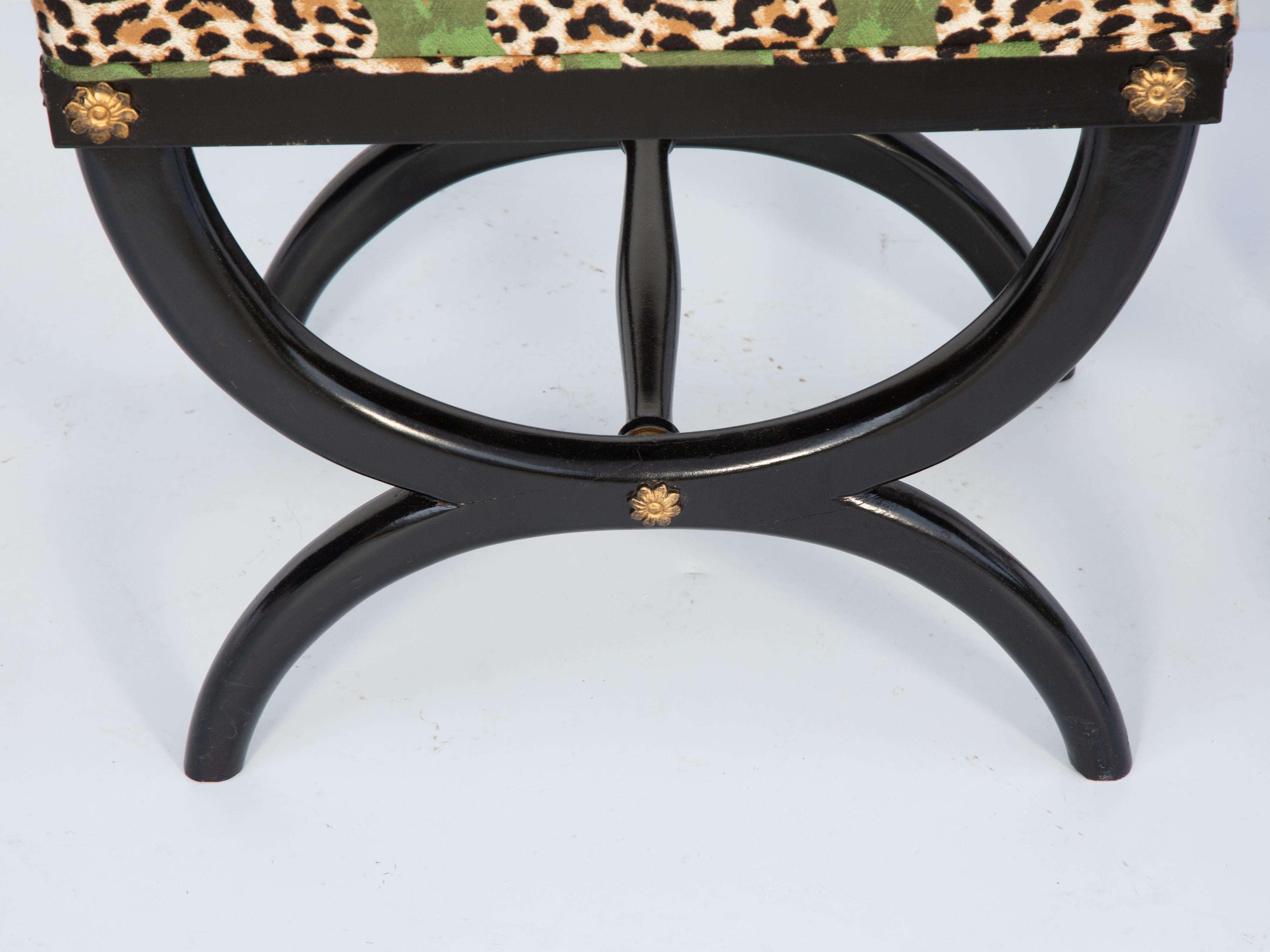 Pareja de Bancos Curcule Vintage Italianos Lacados en Negro Tapizados en Leopardo en Bueno estado para la venta en West Palm Beach, FL
