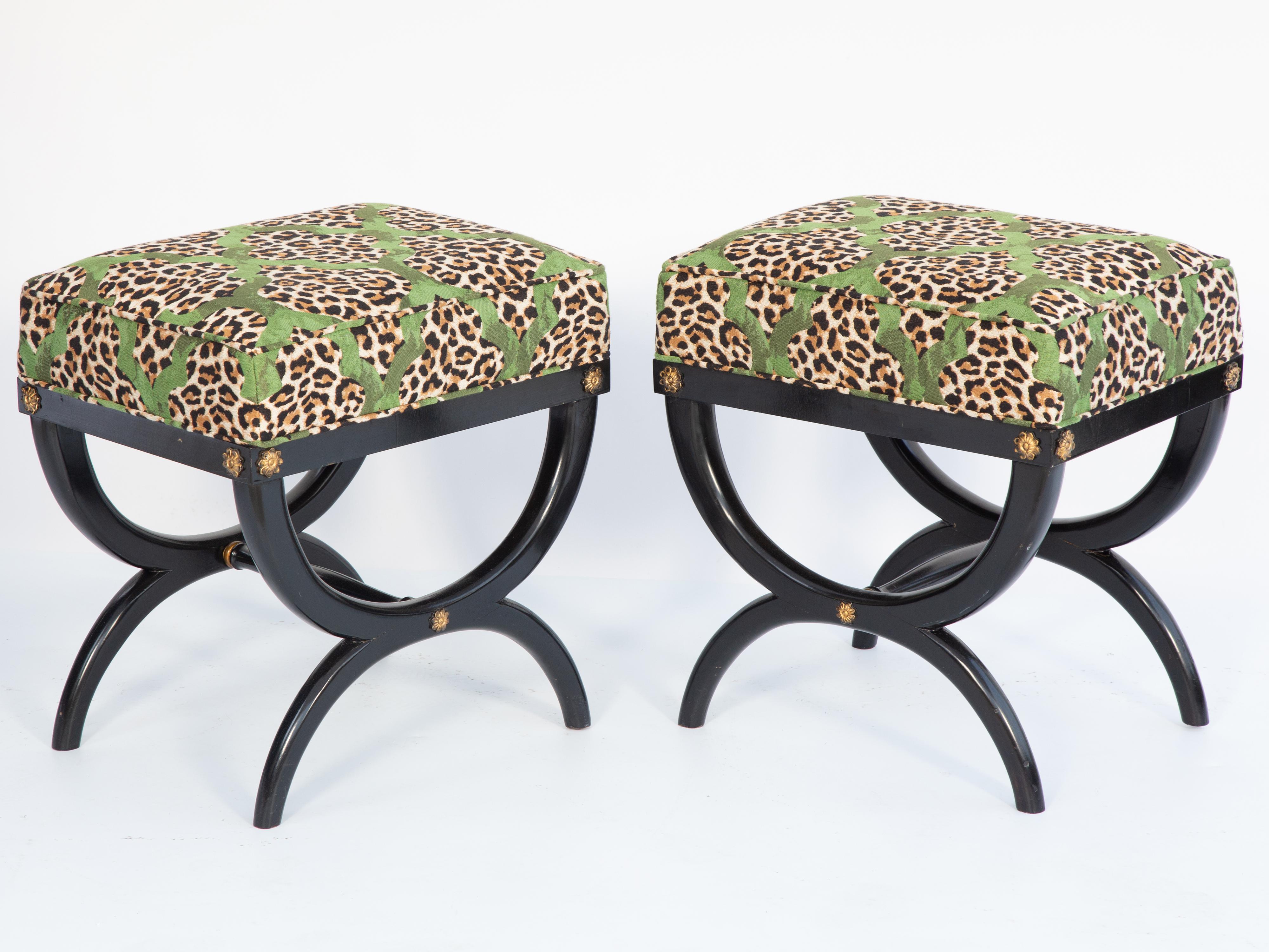 Pareja de Bancos Curcule Vintage Italianos Lacados en Negro Tapizados en Leopardo en venta 1