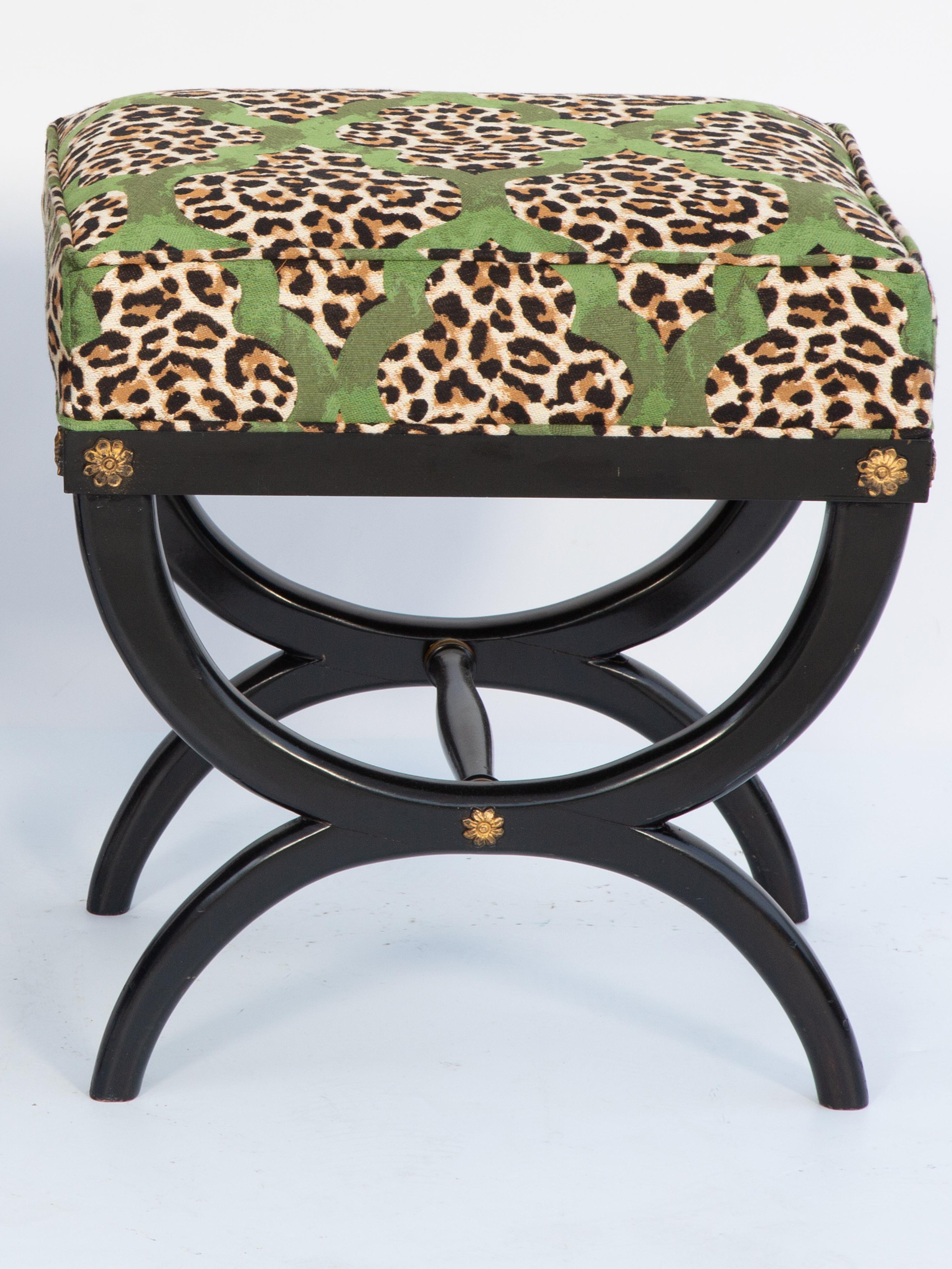 Pareja de Bancos Curcule Vintage Italianos Lacados en Negro Tapizados en Leopardo en venta 2