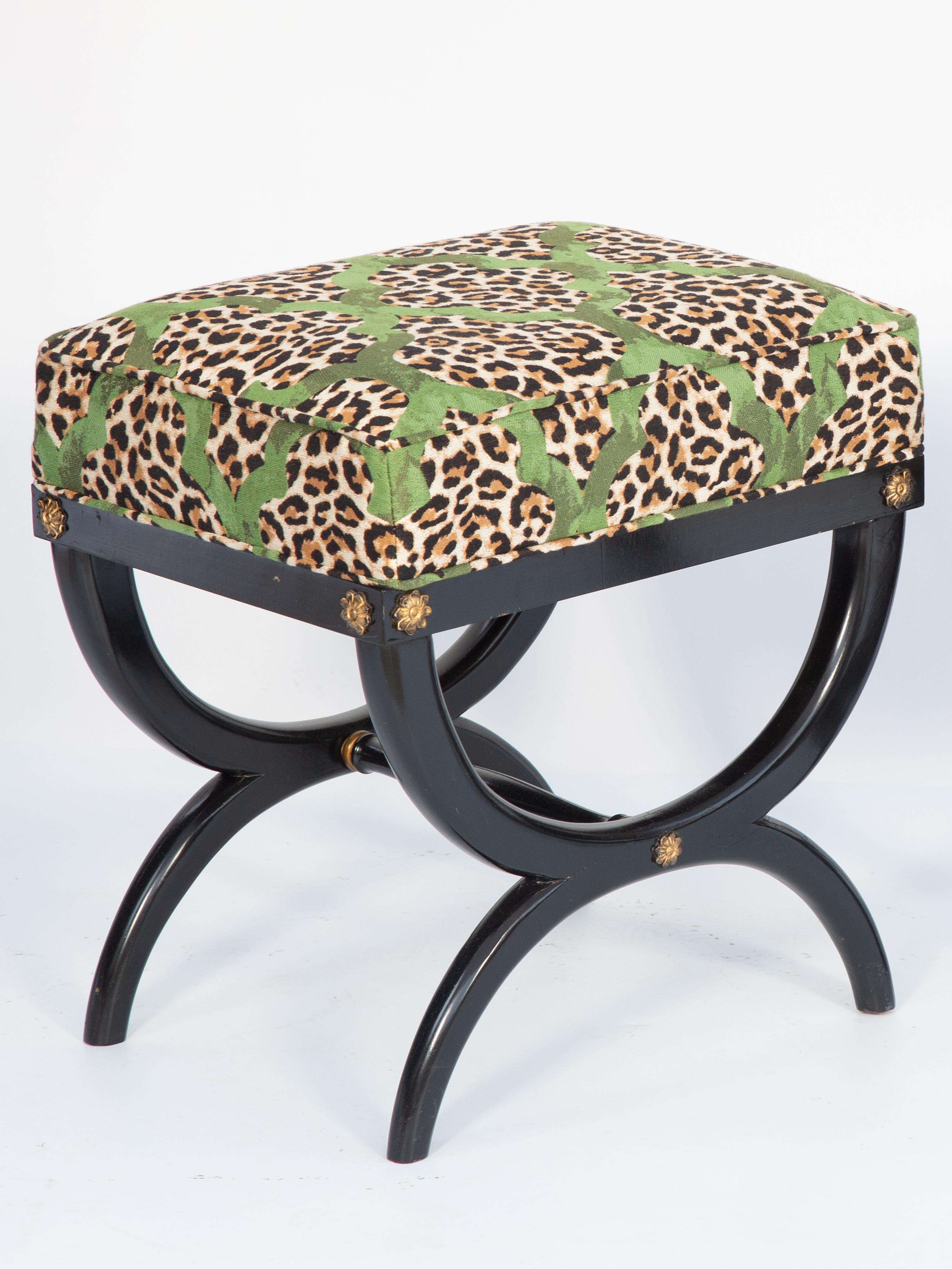 Pareja de Bancos Curcule Vintage Italianos Lacados en Negro Tapizados en Leopardo en venta 3