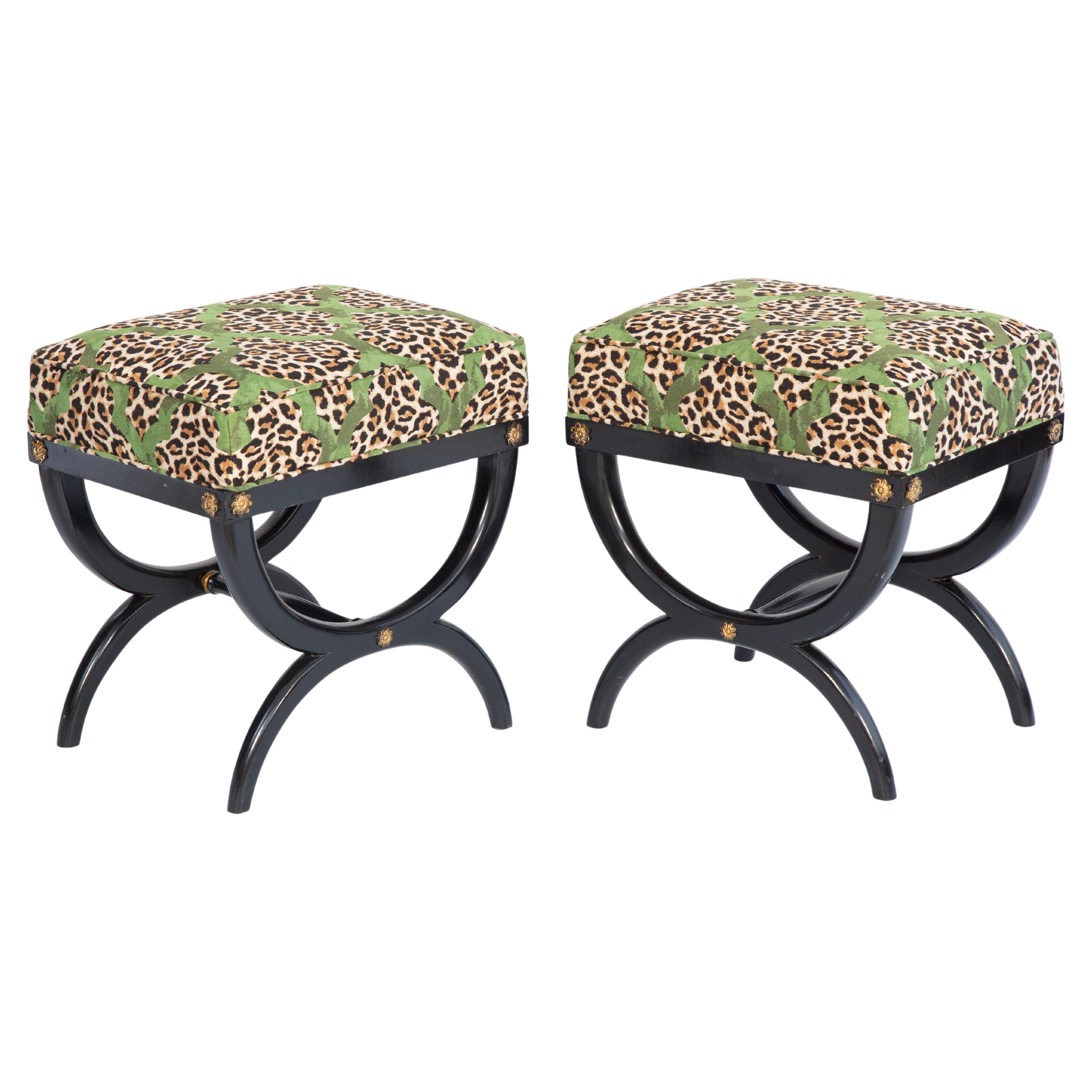 Pareja de Bancos Curcule Vintage Italianos Lacados en Negro Tapizados en Leopardo en venta