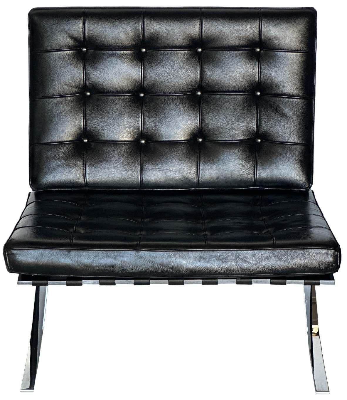 Ein Paar ikonischer Barcelona-Stühle im Vintage-Stil mit hochwertigen schwarzen Lederkissen auf einem soliden Chromgestell. Hergestellt in Italien, ca. 1970er Jahre. Auf einer Seite des Rahmens ist 