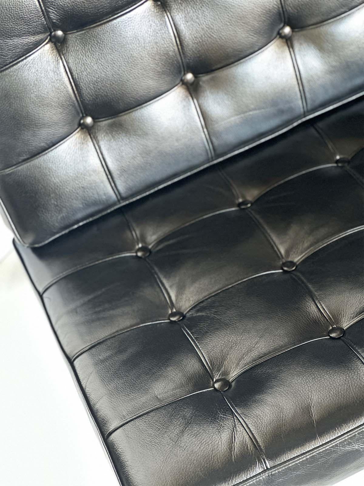 Cuir Paire de chaises Barcelona en cuir noir et chrome d'origine italienne en vente