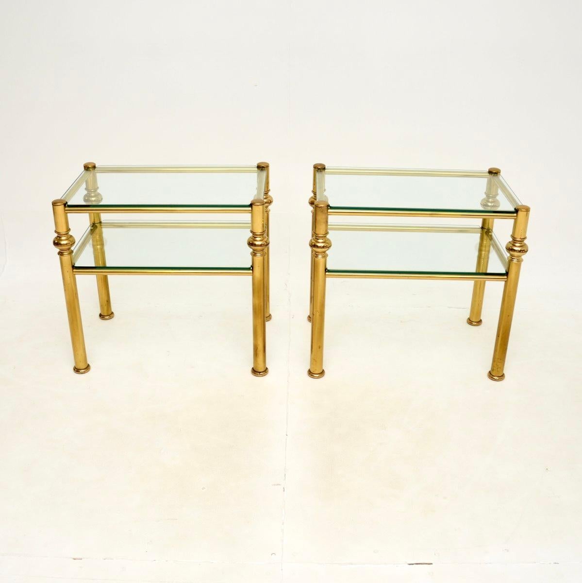 Superbe paire de tables d'appoint italiennes en laiton et verre. Ils ont été fabriqués en Italie et datent des années 1970.

La qualité est exceptionnelle, ils sont d'une taille fantastique et ont un design très utile. Chacune d'entre elles possède