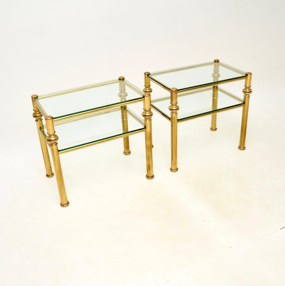 Mid-Century Modern Paire de tables d'appoint vintage italiennes en laiton et verre en vente