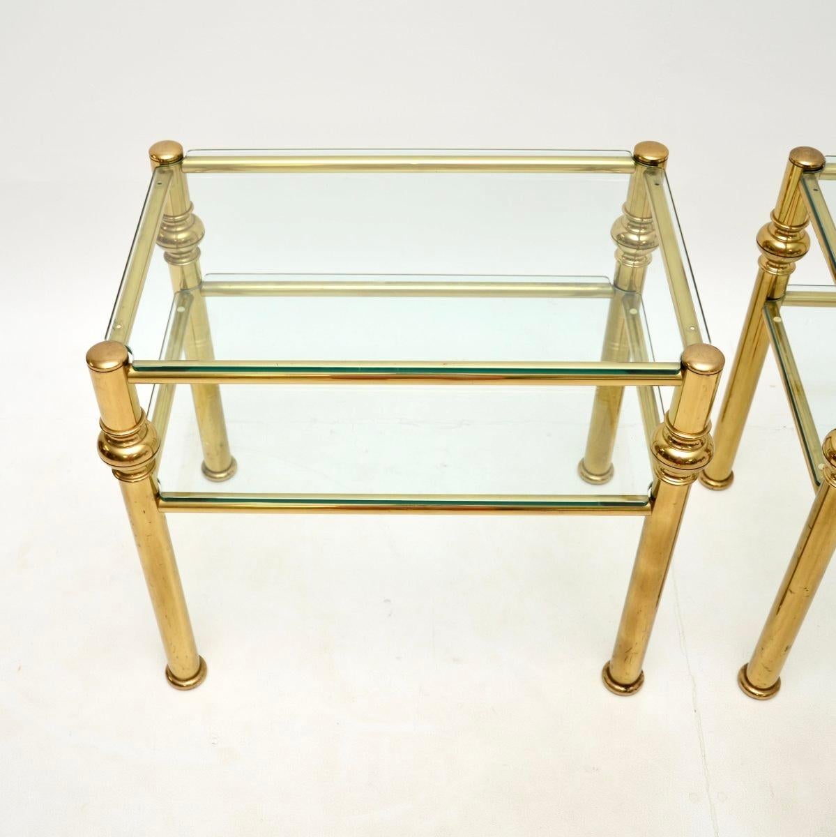 Paire de tables d'appoint vintage italiennes en laiton et verre Bon état - En vente à London, GB