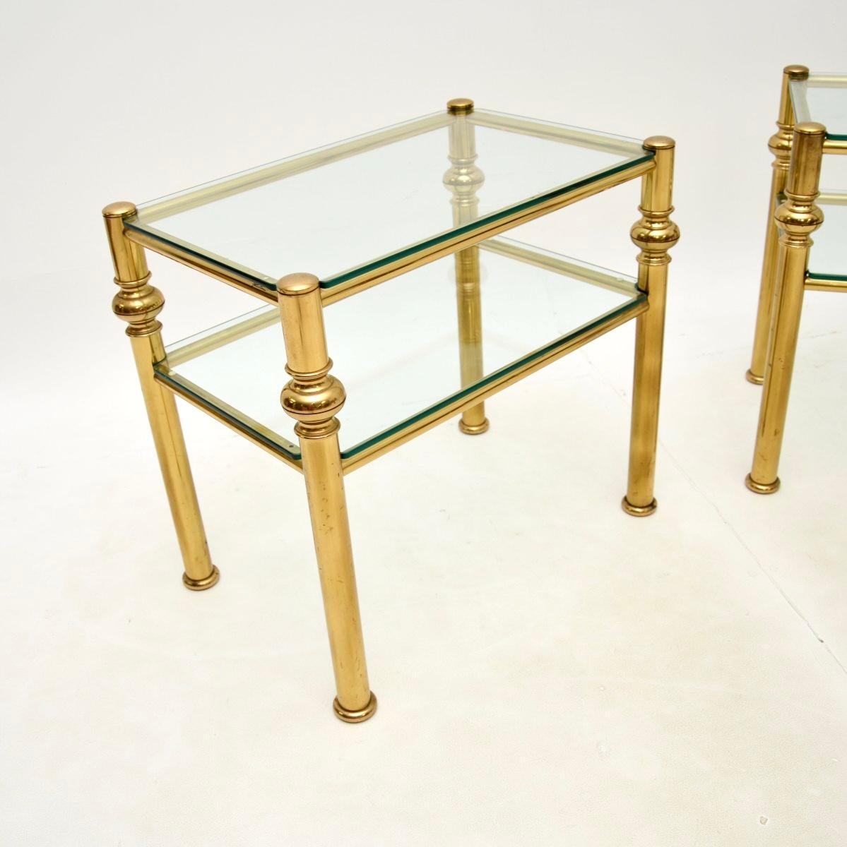 Laiton Paire de tables d'appoint vintage italiennes en laiton et verre en vente