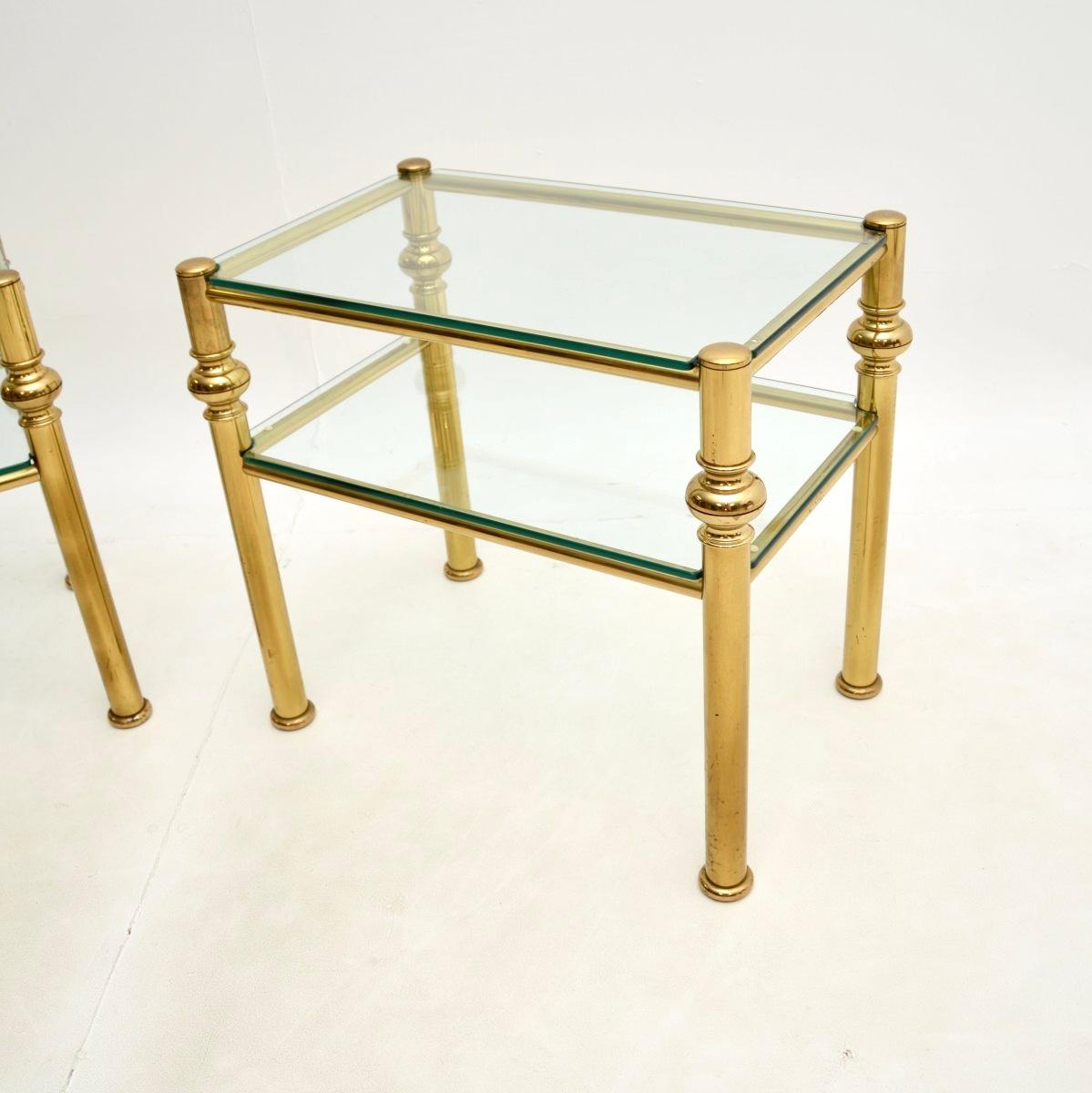 Paire de tables d'appoint vintage italiennes en laiton et verre en vente 1