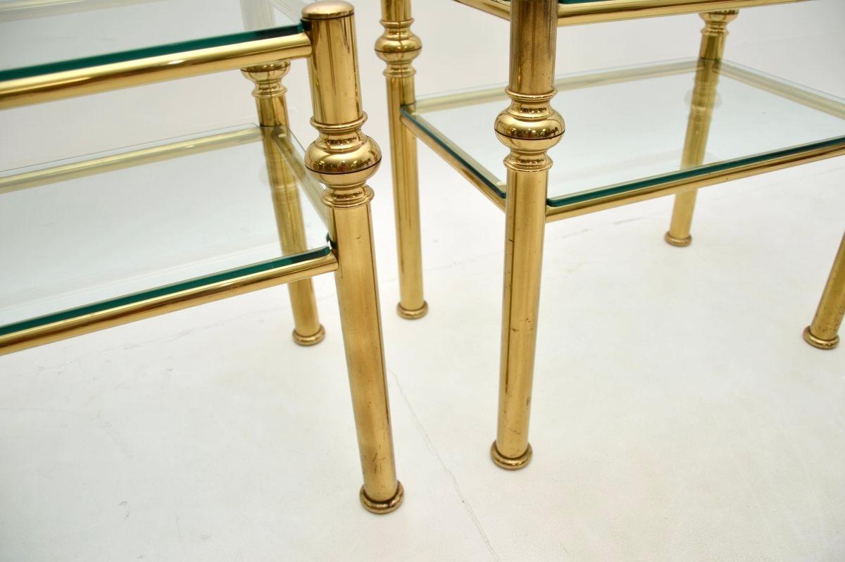 Paire de tables d'appoint vintage italiennes en laiton et verre en vente 2