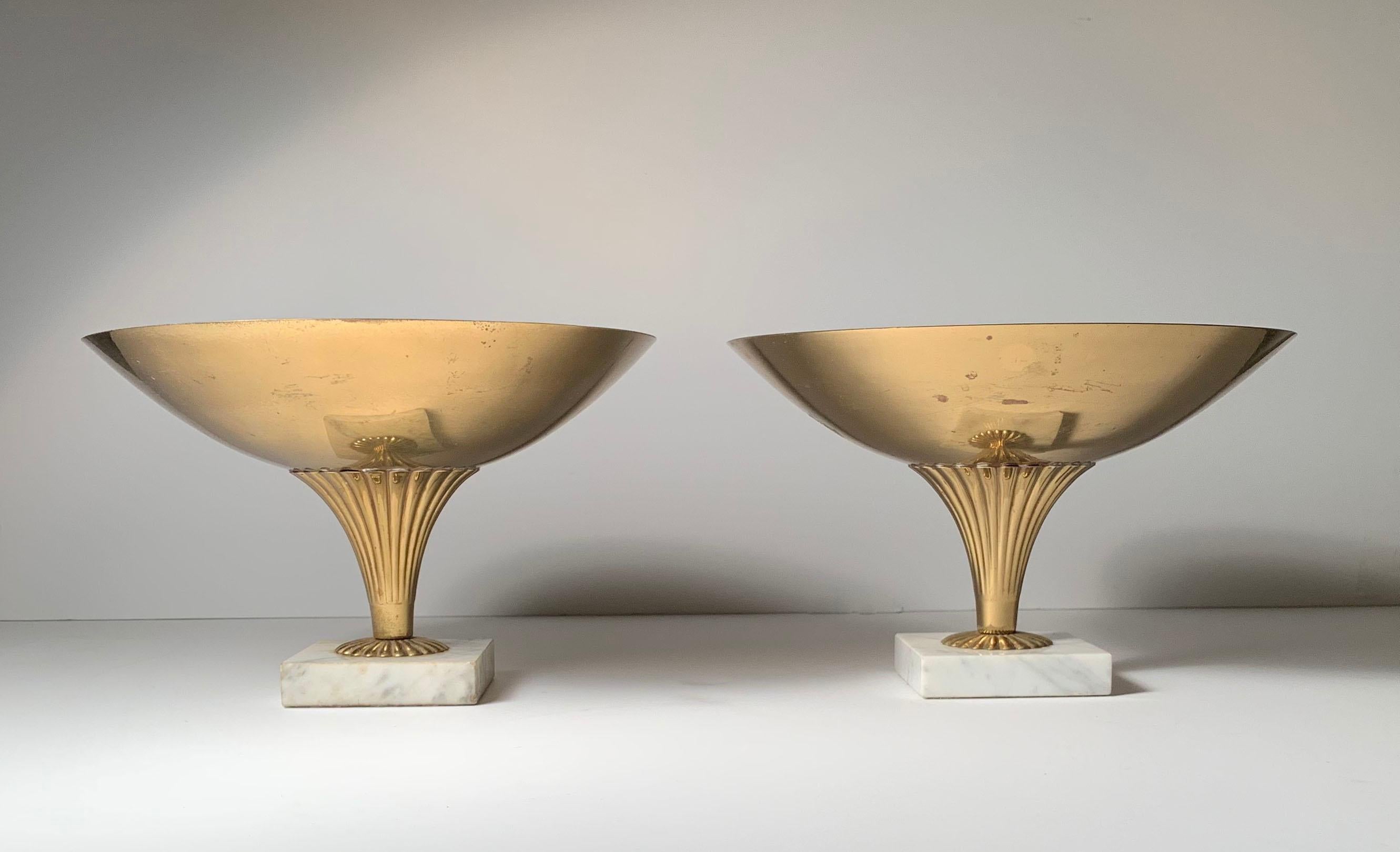 Pair of vintage Italian brass and marble compotes possibly by Tommi Parzinger. No signature.
Show nice age and high quality craftsmanship.
Vintage wear on brass.
Sticker 