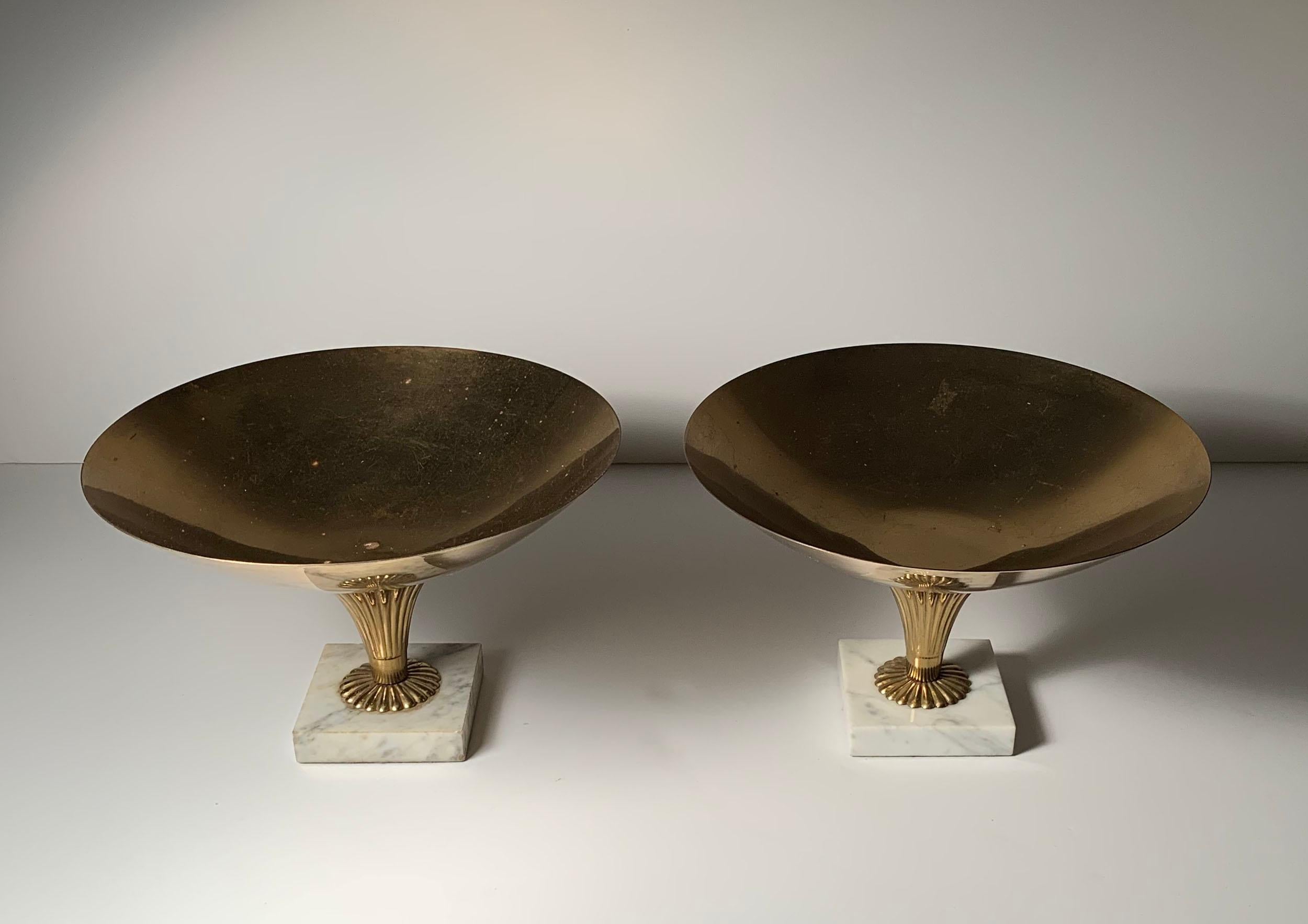 Pareja de compoteras italianas vintage de latón y mármol a la manera de Tommi Parzinger Moderno de mediados de siglo en venta