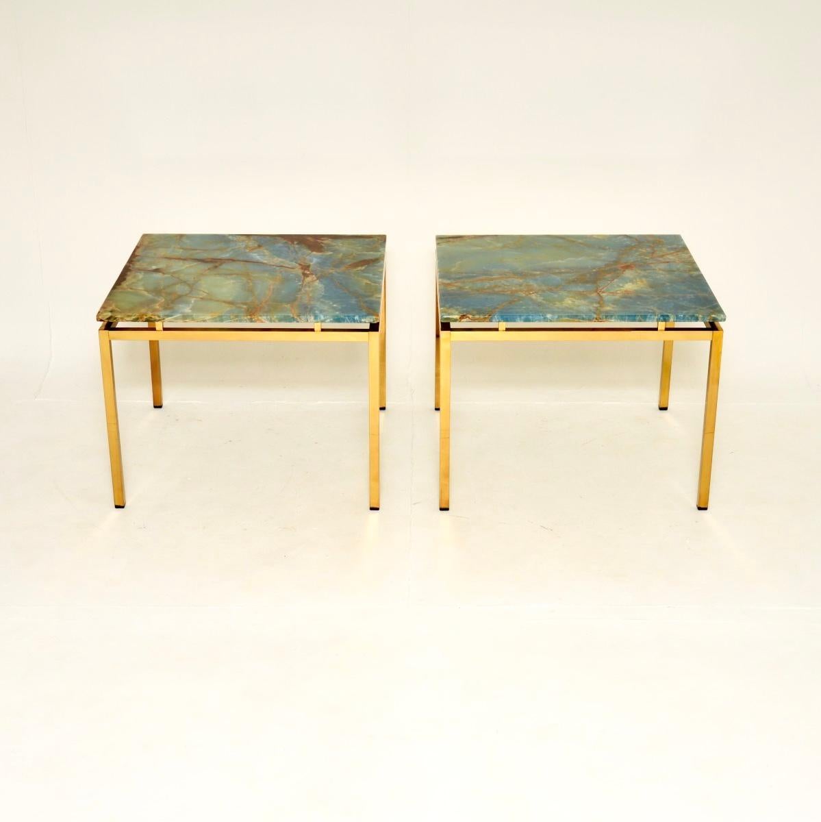 Una coppia di tavolini vintage in ottone e marmo, estremamente eleganti e di ottima fattura, risalenti agli anni '70.

Sono di qualità straordinaria, le cornici in ottone hanno un design splendido e sono di dimensioni notevoli.

I piani in marmo