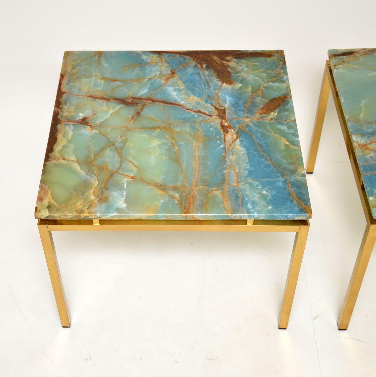Mid-Century moderno Coppia di tavolini italiani d'epoca in ottone e marmo in vendita