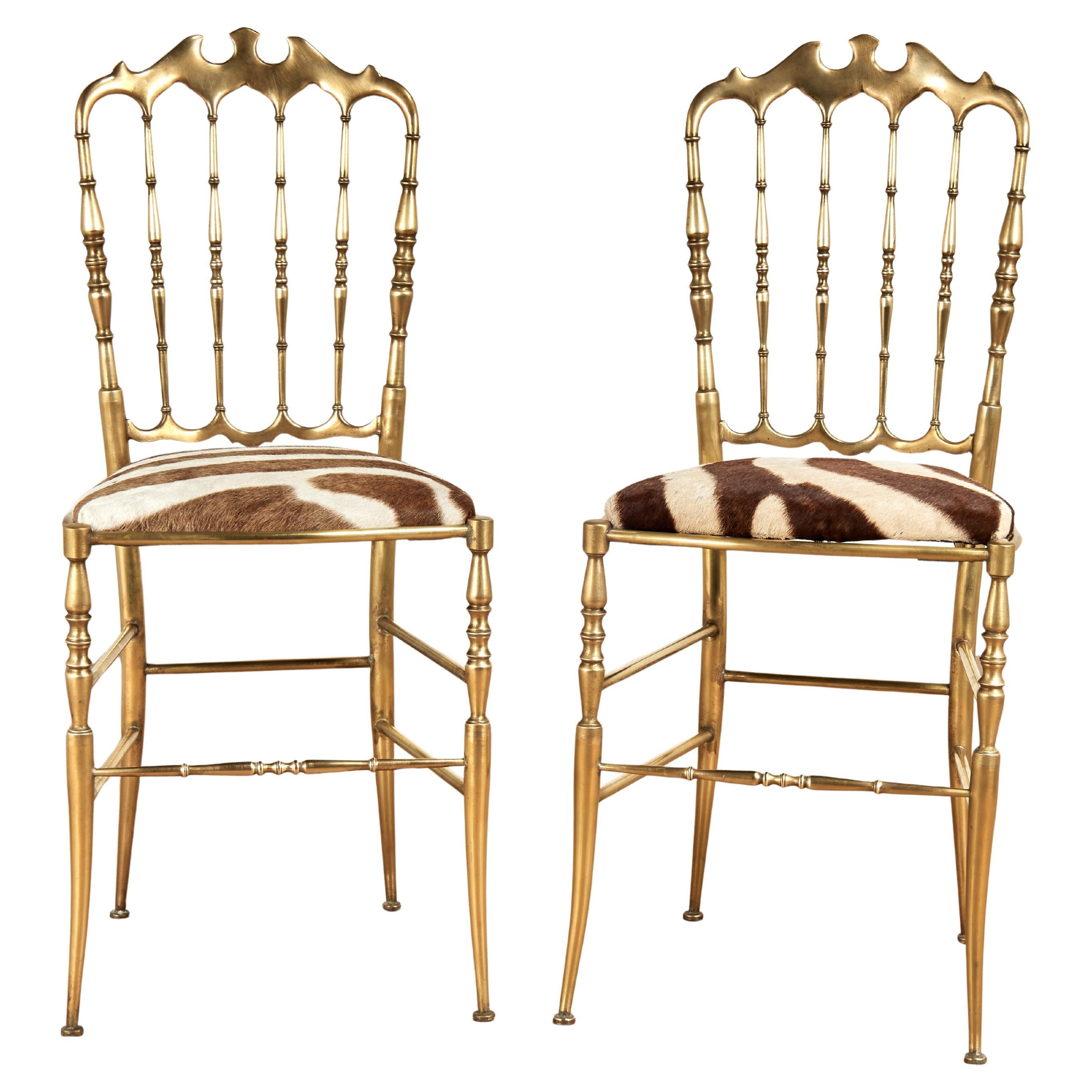 Paar italienische Stühle aus Messing mit Zebra-Kissen im Angebot