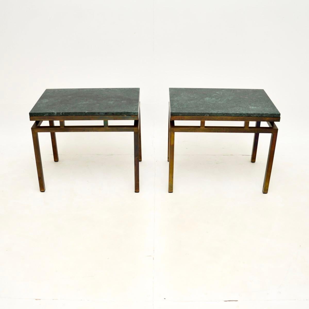 Paire de tables d'appoint italiennes en laiton avec dessus en marbre, datant des années 1970, extrêmement élégantes et magnifiquement réalisées.

Ils sont d'excellente qualité, les cadres ont un design magnifique. De grande taille, elles sont