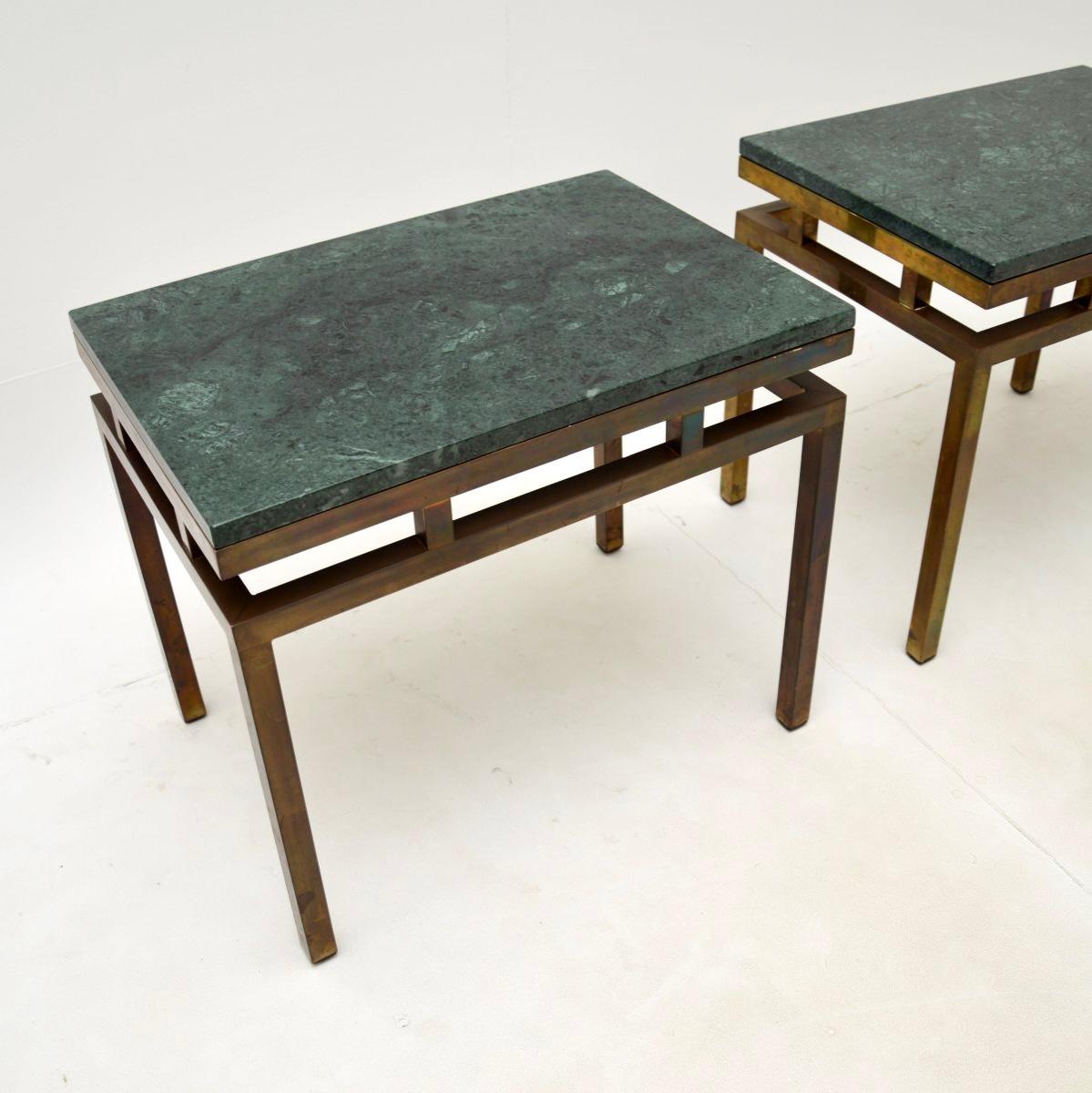 Mid-Century Modern Paire de tables d'appoint italiennes vintage en laiton avec plateau en marbre en vente