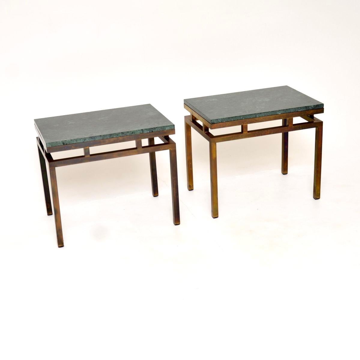 Mid-Century moderno Coppia di tavolini d'epoca in ottone con piano in marmo in vendita