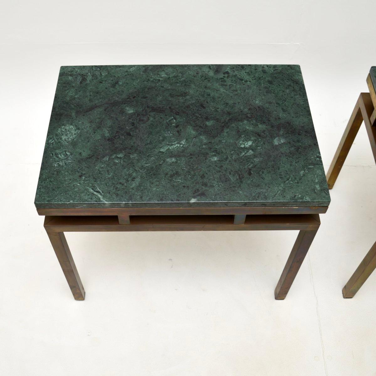 Fin du 20e siècle Paire de tables d'appoint italiennes vintage en laiton avec plateau en marbre en vente