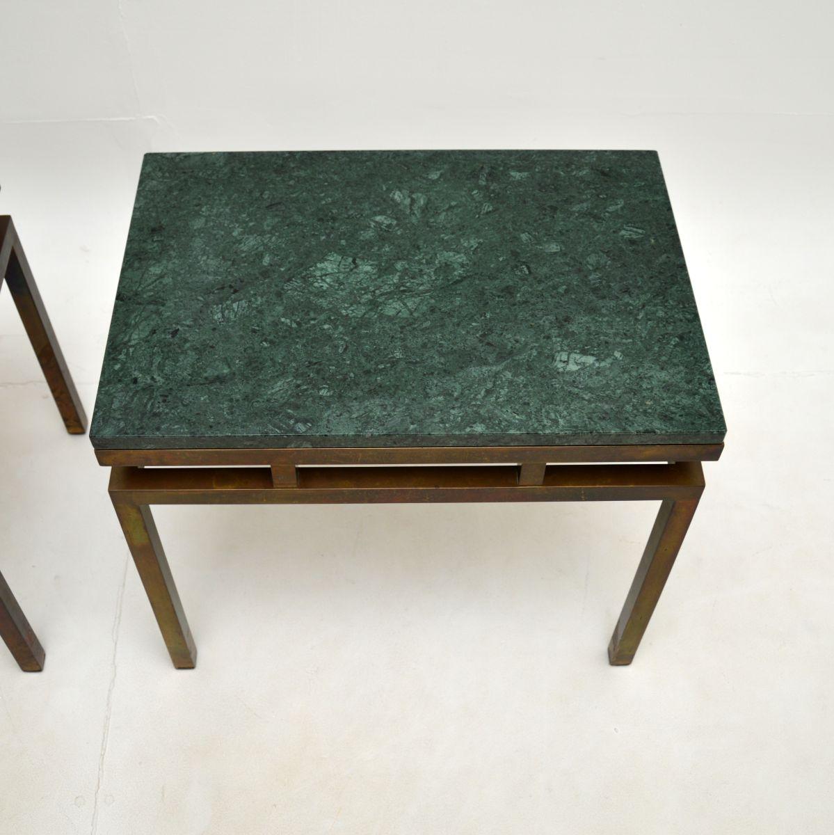 Laiton Paire de tables d'appoint italiennes vintage en laiton avec plateau en marbre en vente