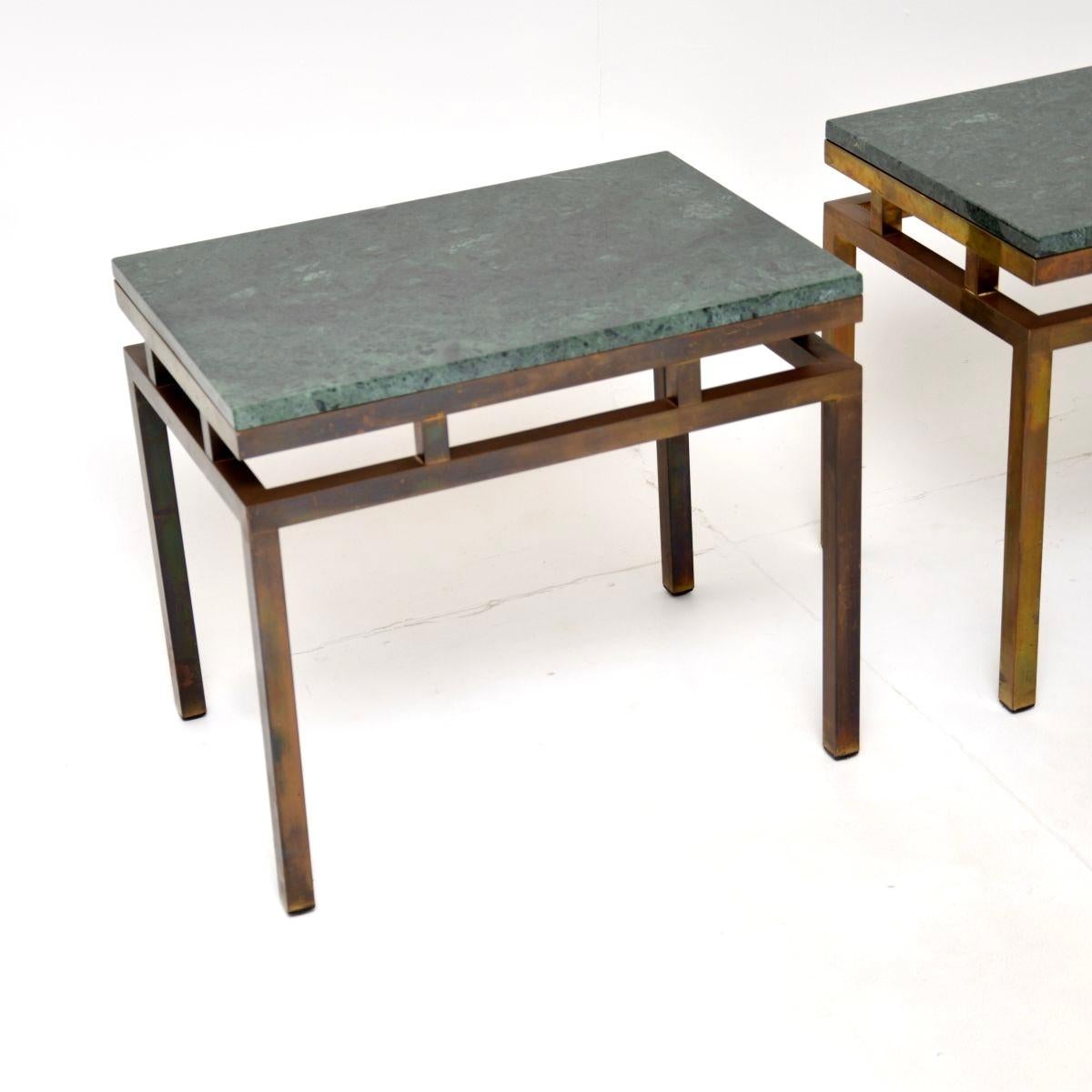 Ottone Coppia di tavolini d'epoca in ottone con piano in marmo in vendita