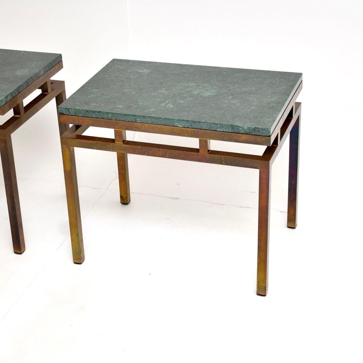 Coppia di tavolini d'epoca in ottone con piano in marmo in vendita 1